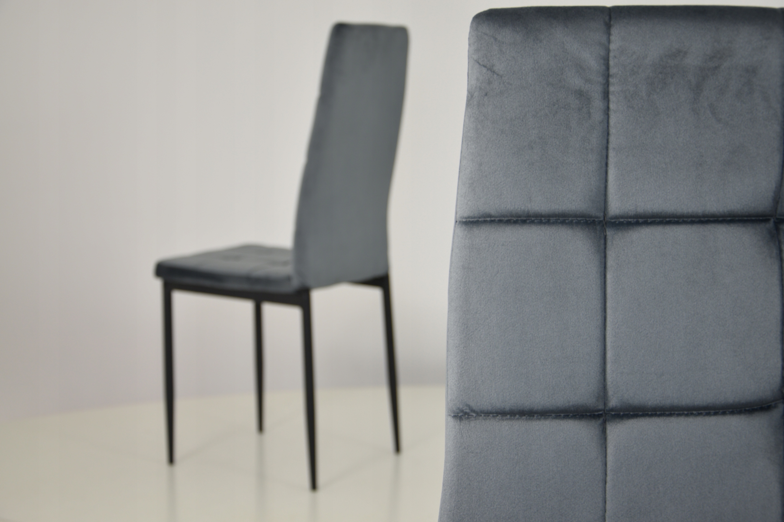 4 krzesła TAPICEROWANE +stół KWADRAT 90x90/120 DĄB Wysokość siedziska 44 cm