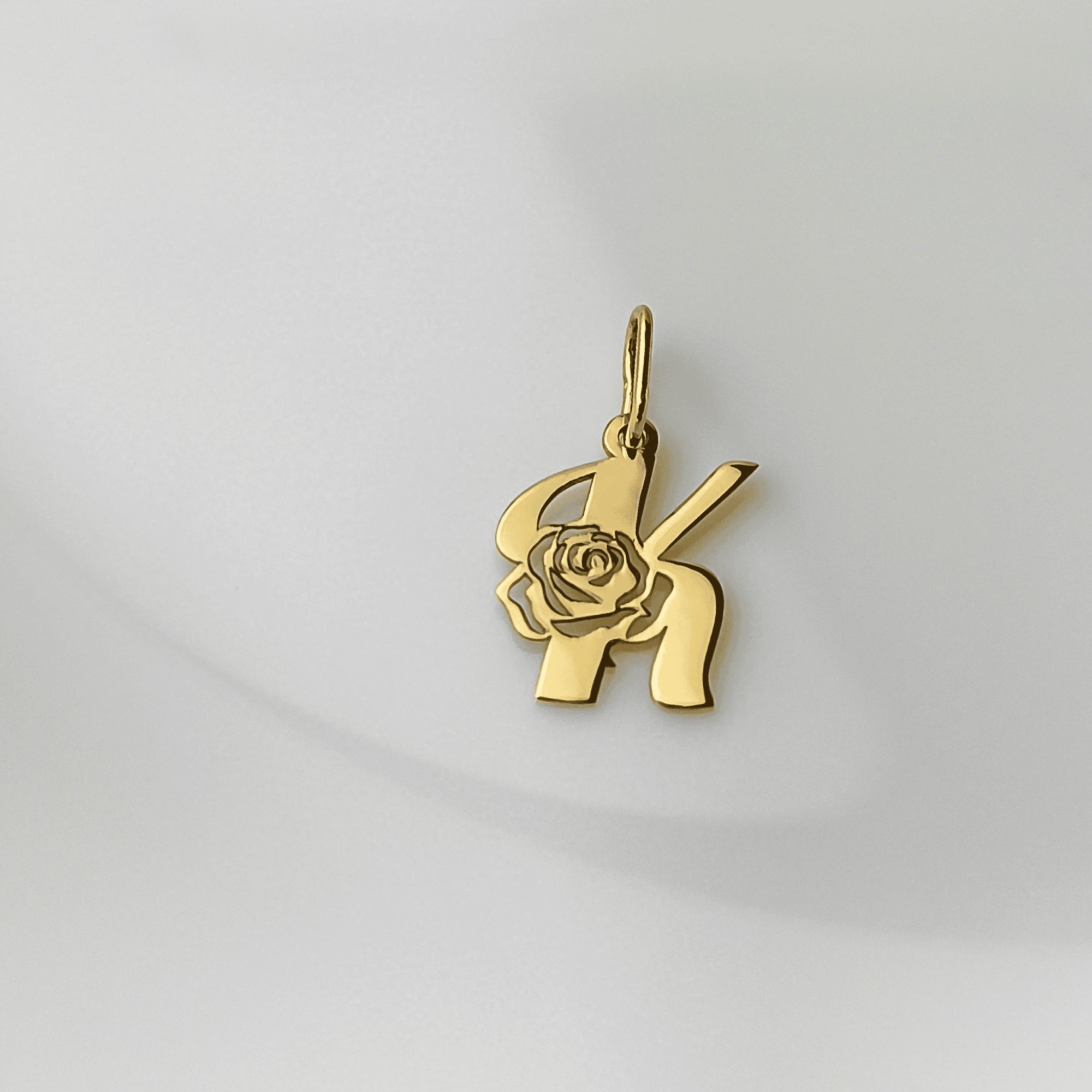 Zlatý přívěsek písmenko K s růží pr.585