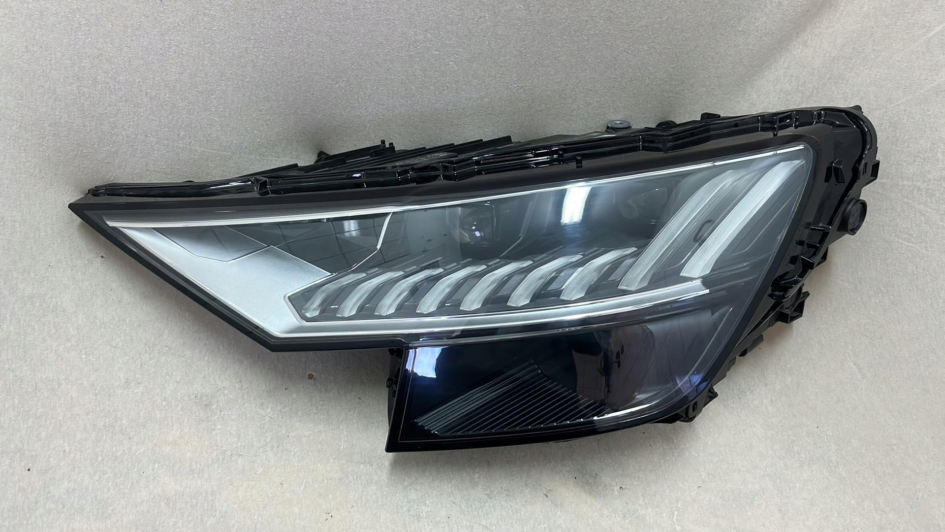 ФАРА AUDI Q8 ПОЛНЫЙ КОМПЛЕКТ LED МАТРИКС LEWAm8941035 ЕВРОПА