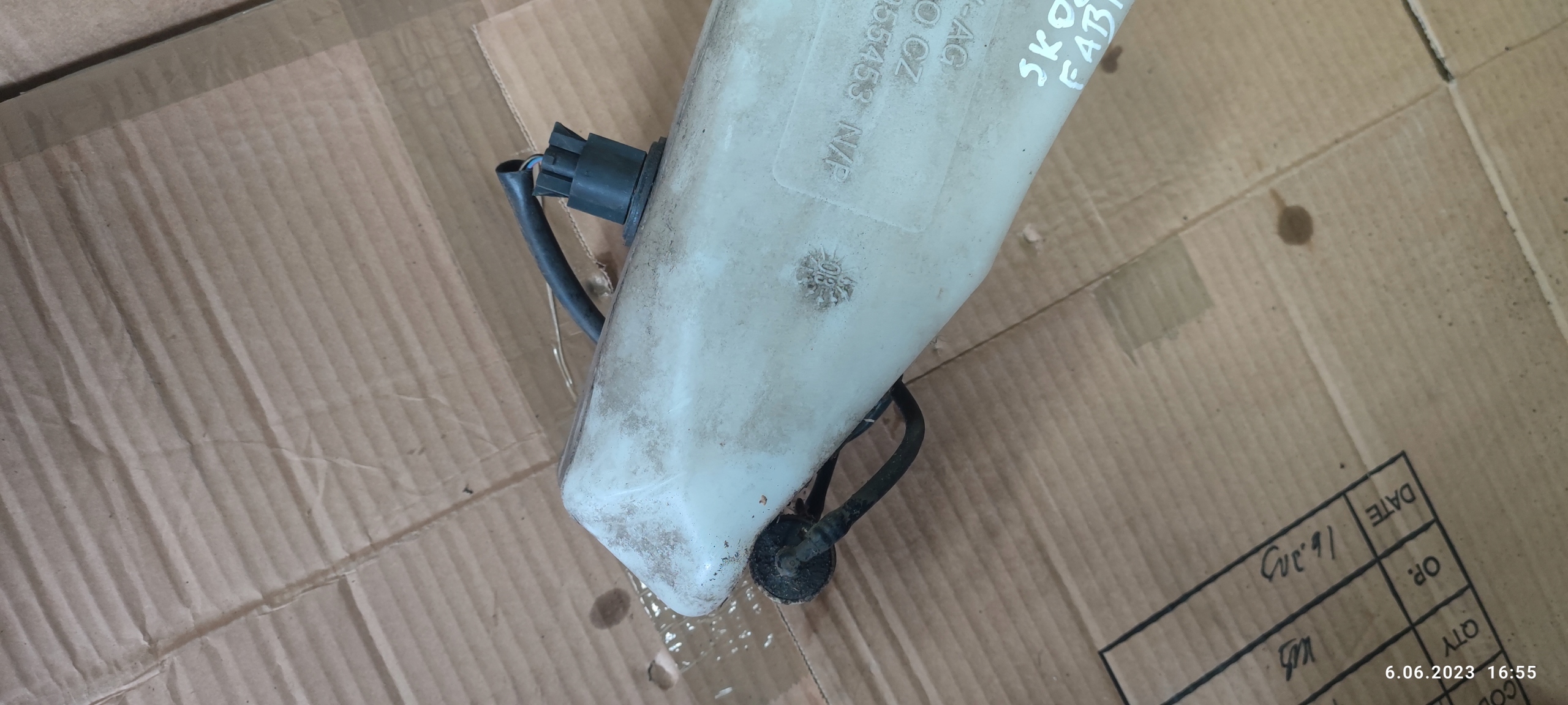 VW POLO 9N washer fluid tank + sensor