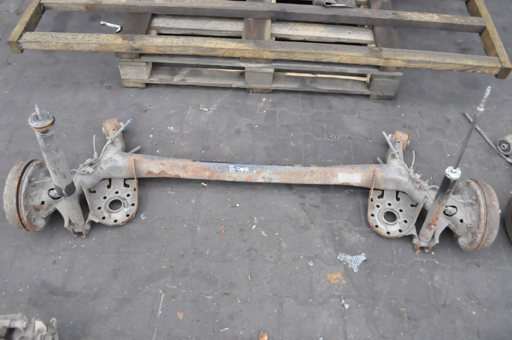 TOYOTA YARIS III ZAWIESZENIE BELKA TYŁ