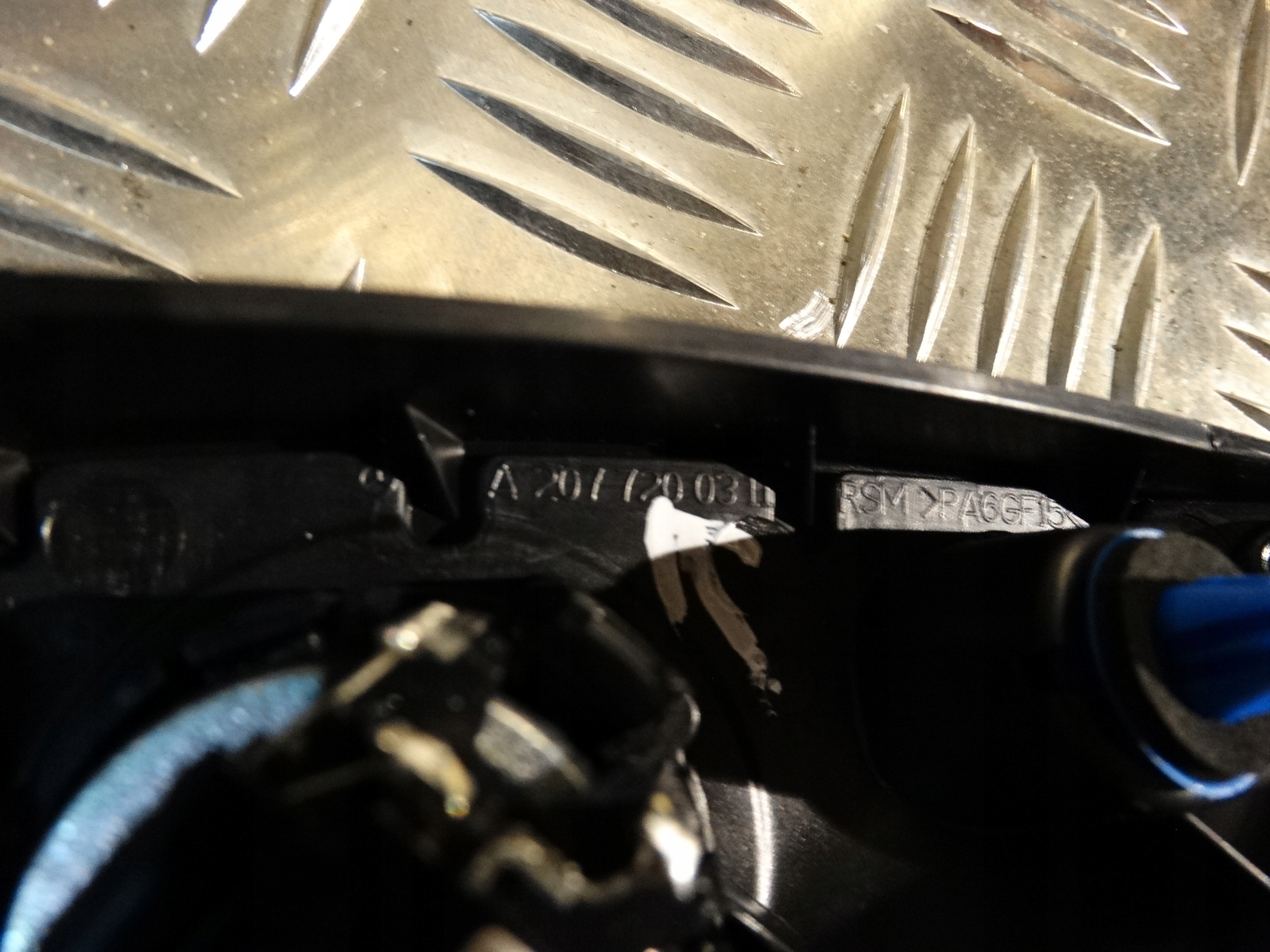 IDEAL.cap speaker left door MERCEDES W207 1