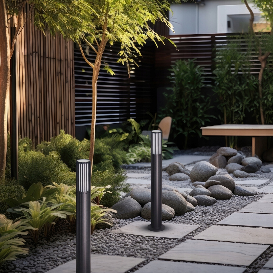 Elegantní zahradní sloupek s žebrovanou texturou na terasu Vertical, černý