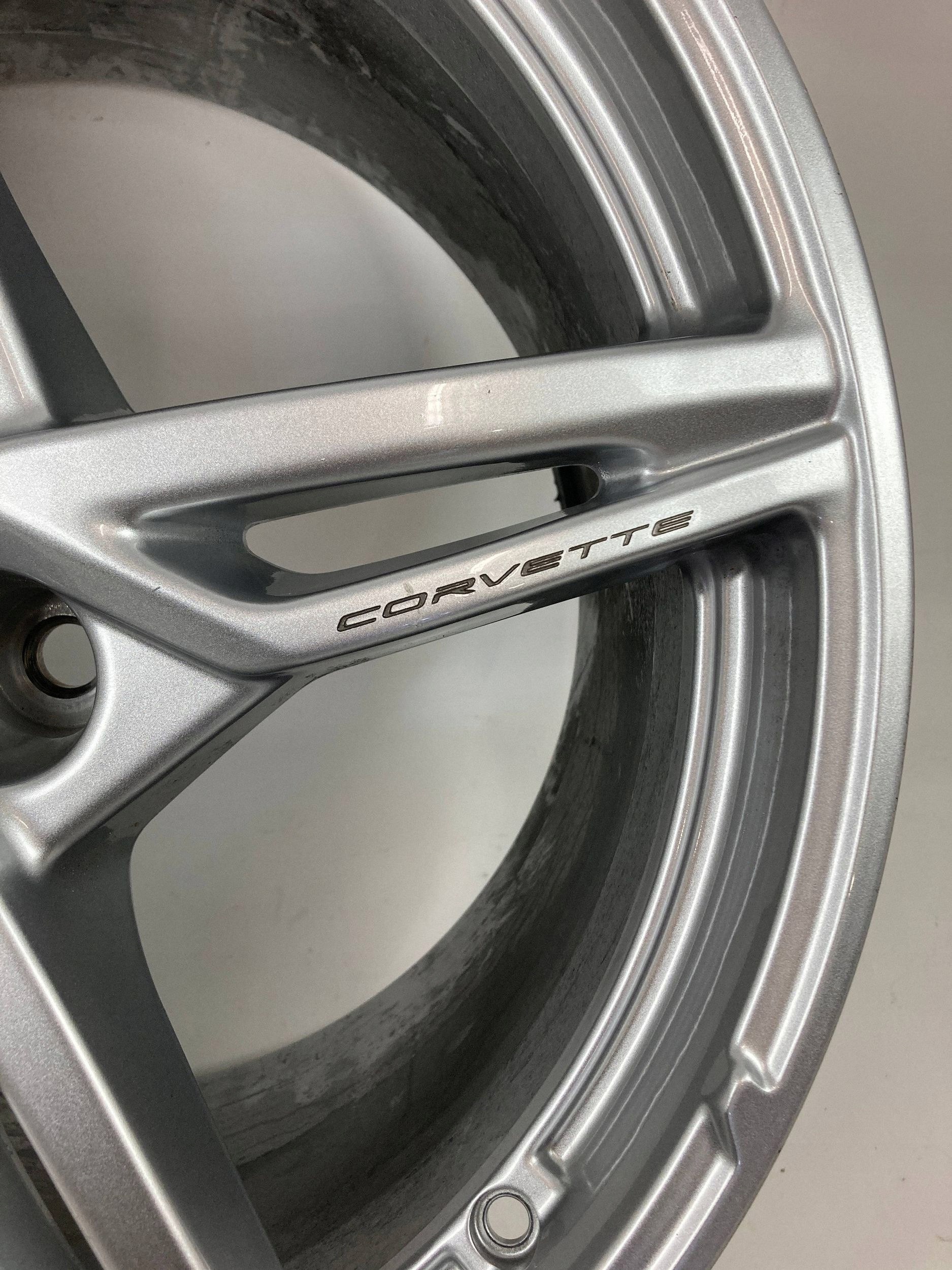 Chevrolet Corvette C8 Stingray disk disk hliníkový 20' OEM 2020-2024