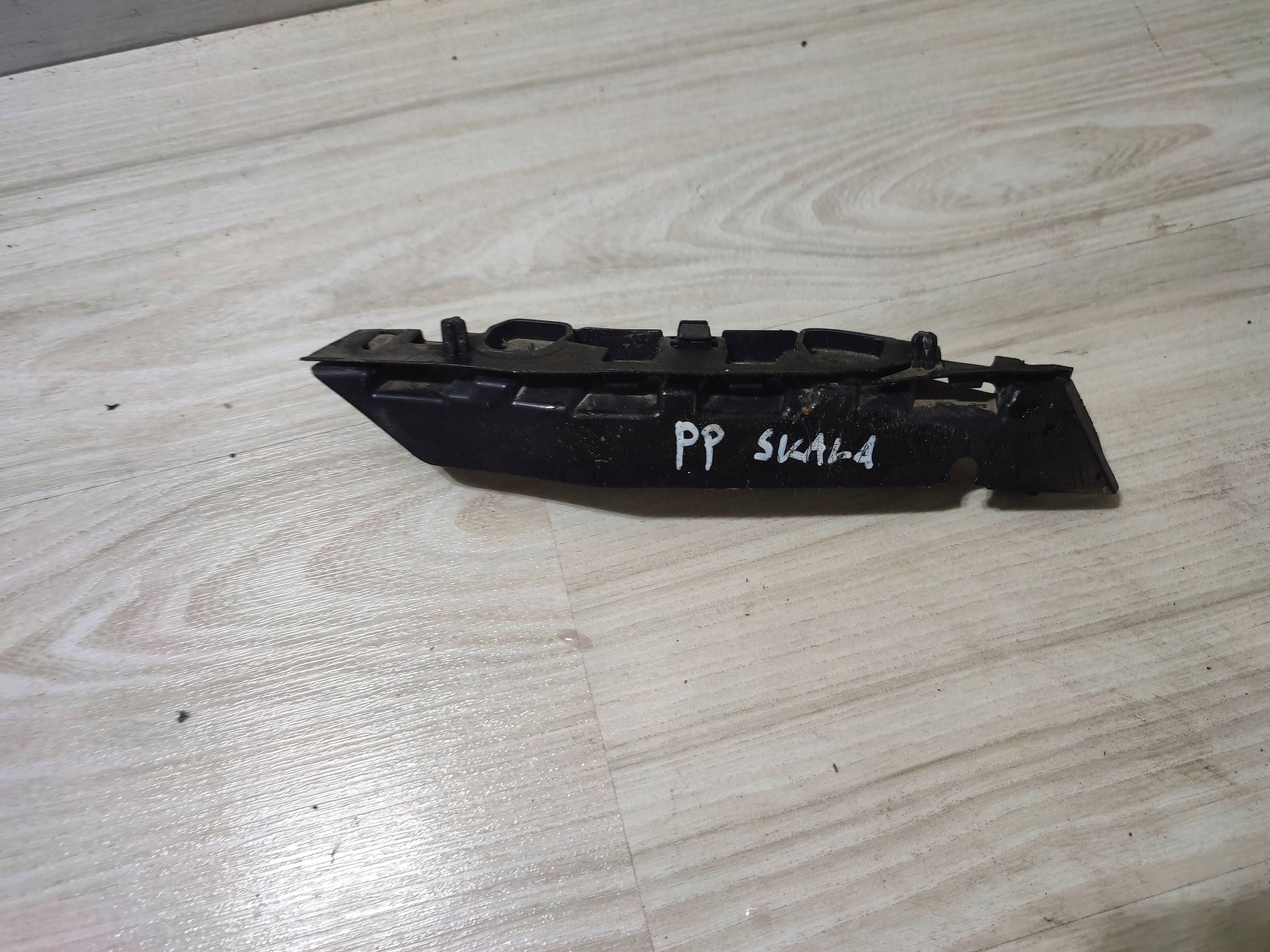 Skoda Scala 2020 front right bracket / holder lights przedniej