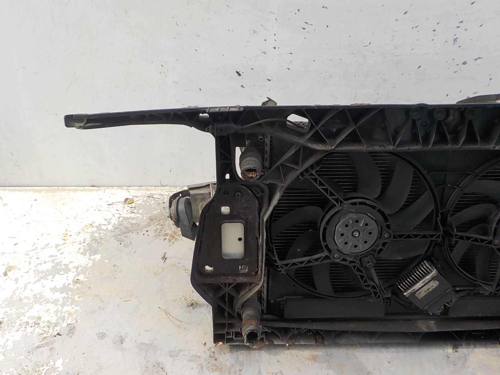 709 AUDI A4 B8 LIFT 11-16 AUTOMAT 2.0 TDI support panel for radiators sider radiator