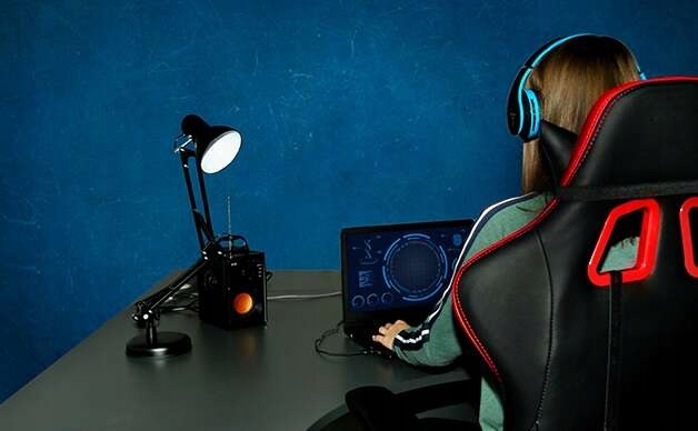 Fotel gamingowy - czarno - czerwony MALATEC Materiał korpusu metal