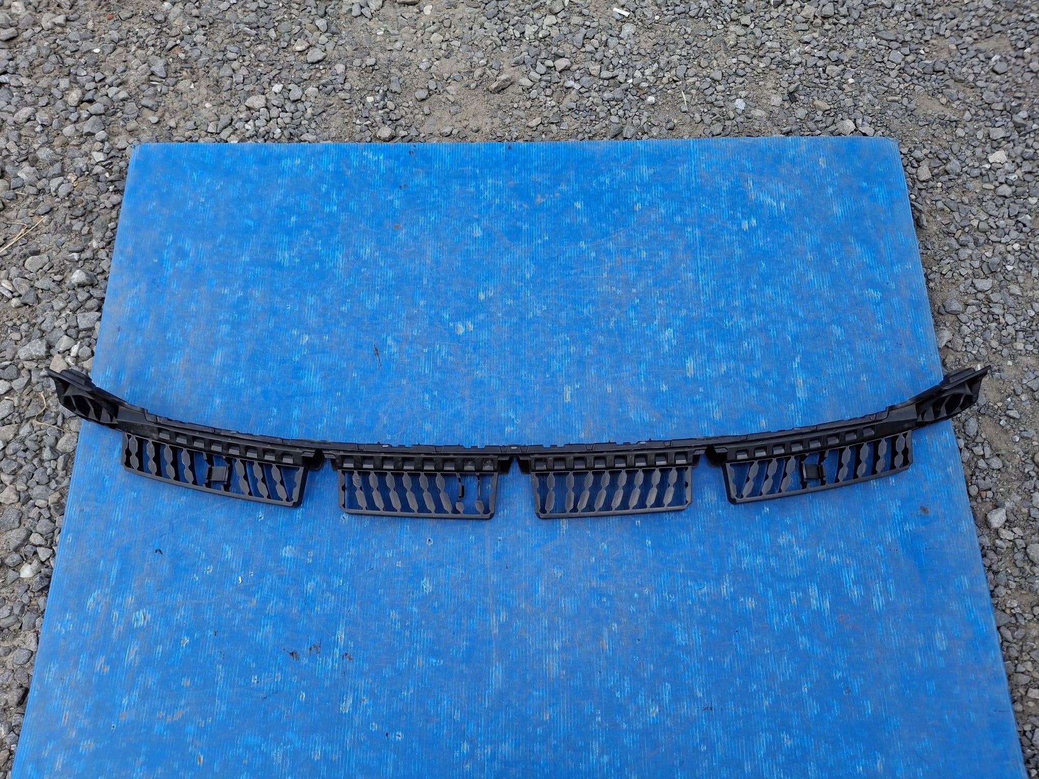 Support Moyenne Pare choc Arrière Console SKODA ENYAQ 2020R->