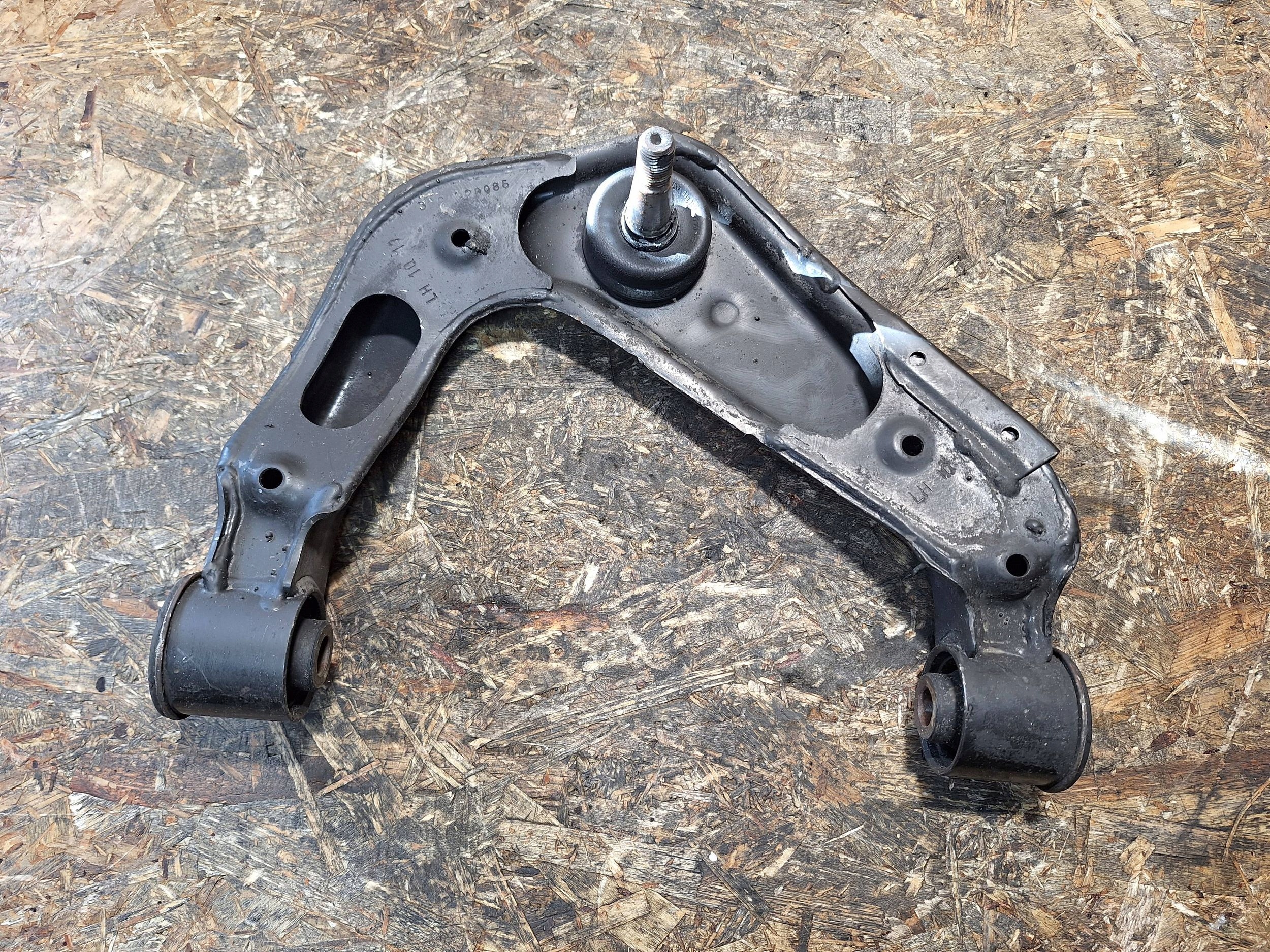 arm upper left NISSAN NAVARA D40 PATHFINDER R51 05