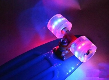 KRÓTKA DESKOROLKA 56cm DESKA FISZKA ŚWIECĄCE KOŁA Kolor wielokolorowy