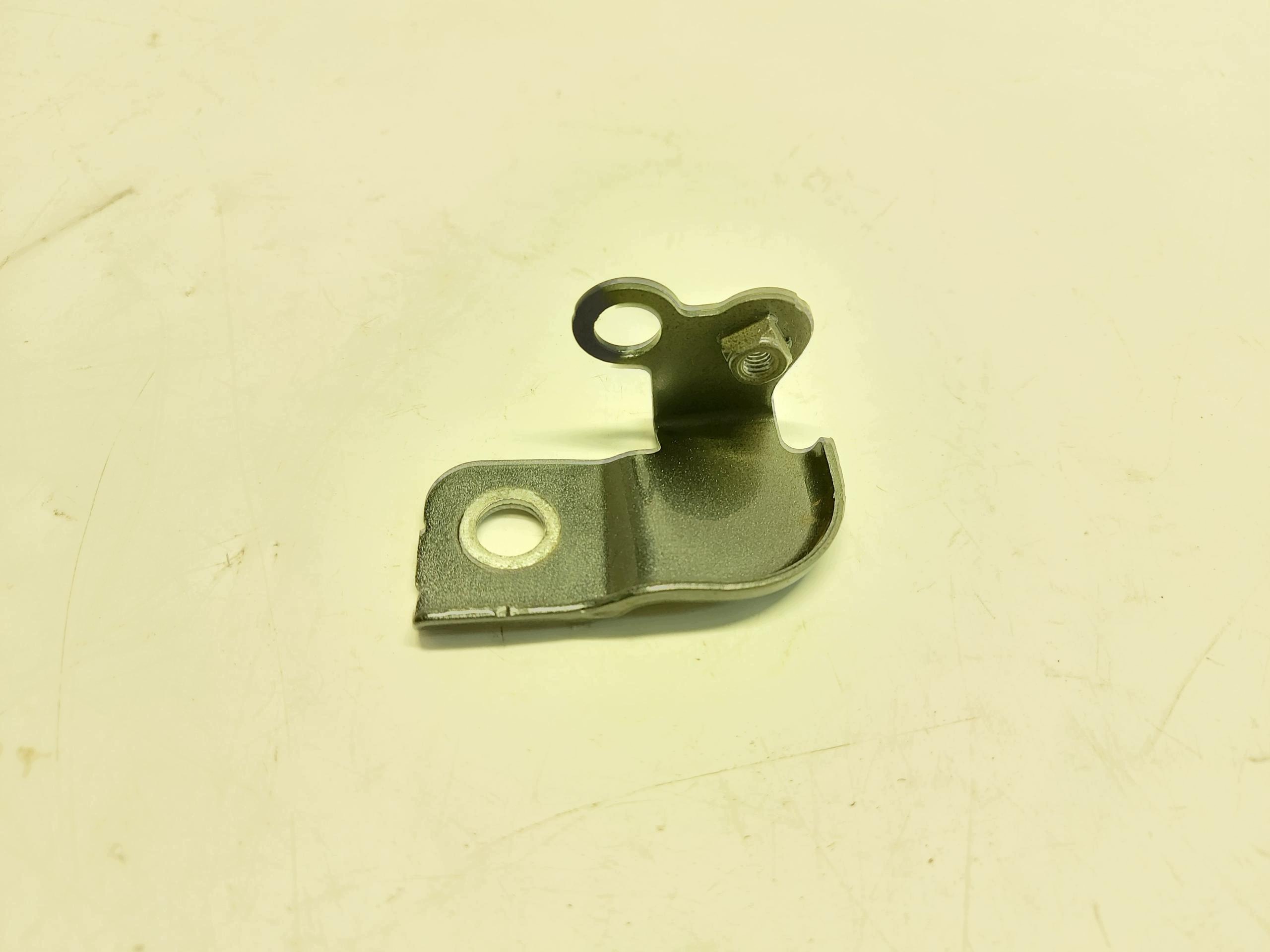 AUDI A5 8B3 AVANT console étrier aile avant droite 8B3821468B