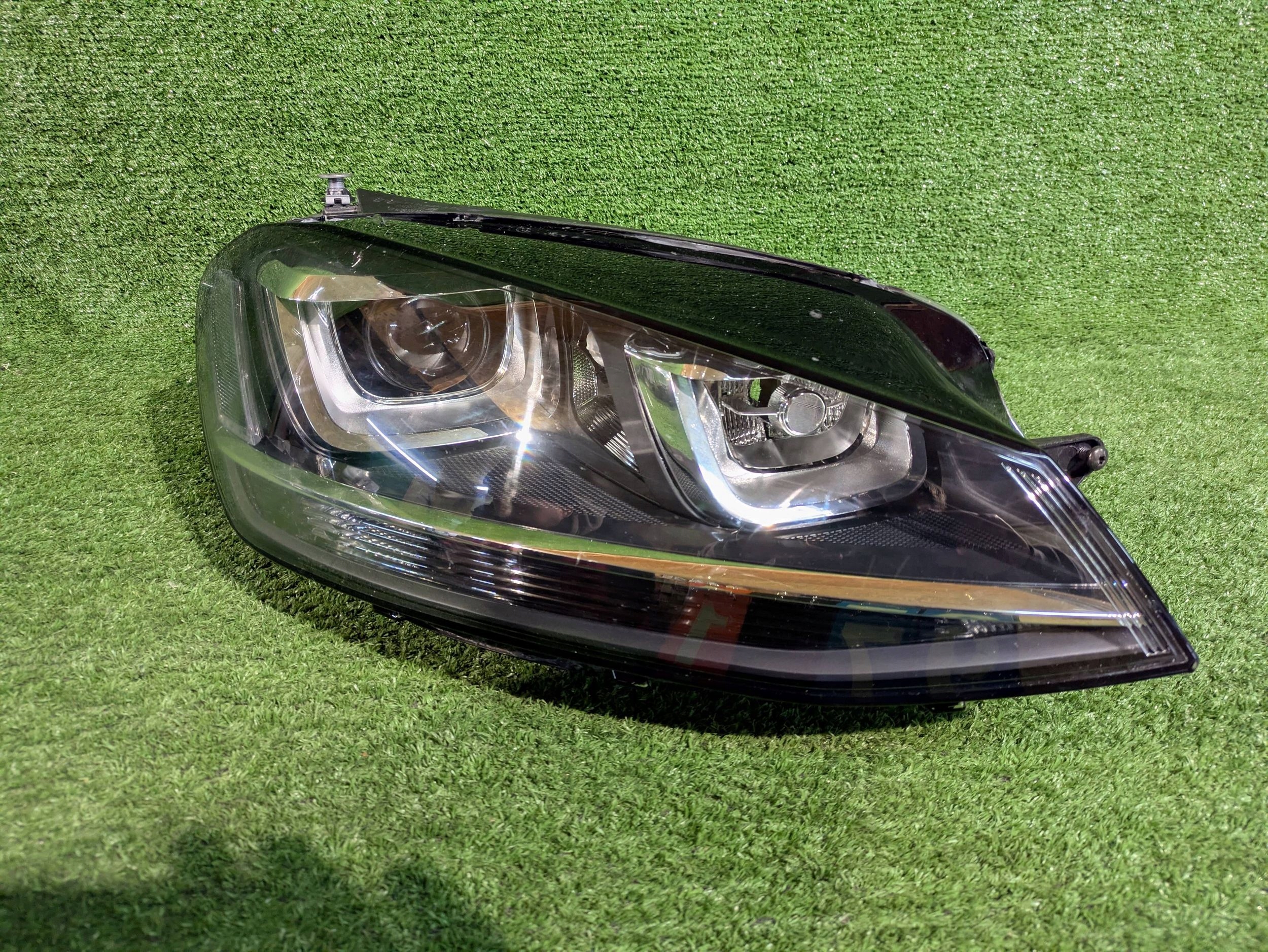 REFLEKTOR pravý předek VW GOLF VII BI-XENON NR.1079