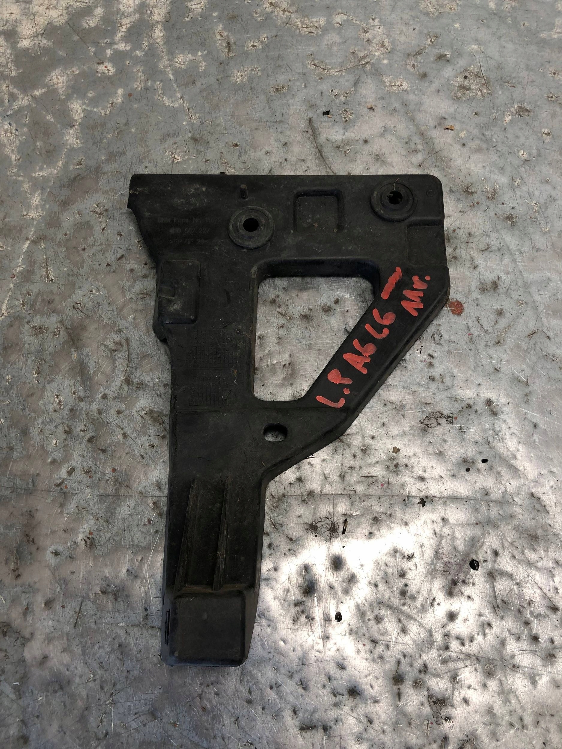 bumper bracket left front AUDI A6 C6 4F0807227