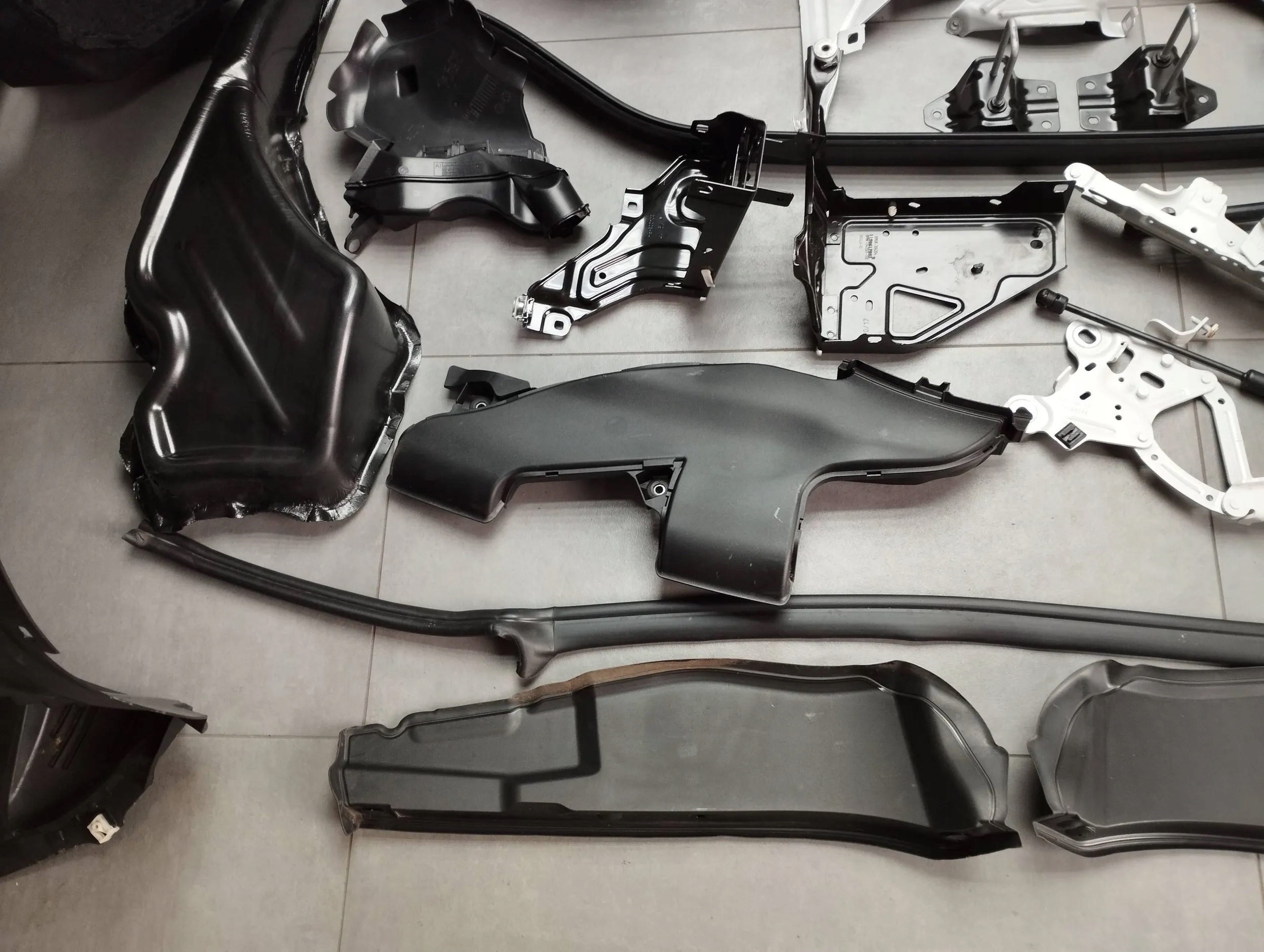 BMW X1 F48 MASKA ZDERZAK LAMPY PAS BŁOTNIKI A300 Kolor biały