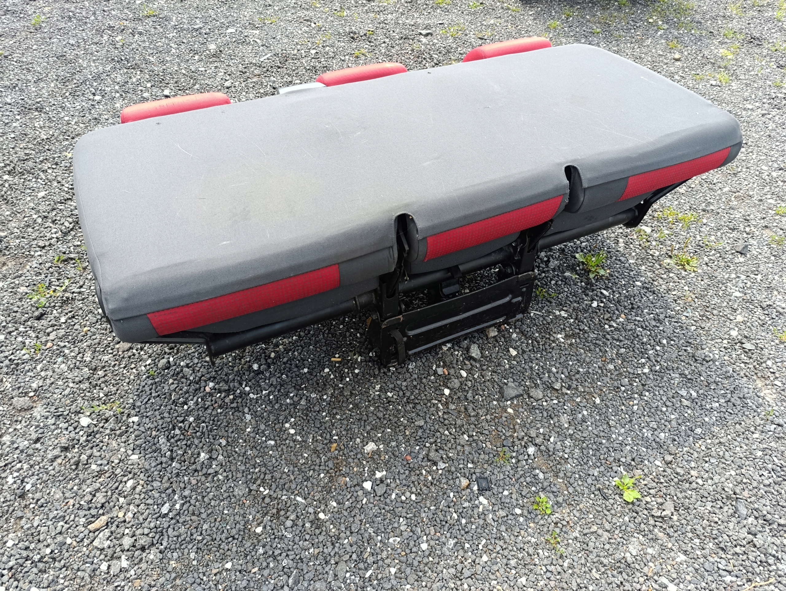VW T5 Sitz TRZYOSOBOWA TROJKA CZARNO-roter MATERIAL