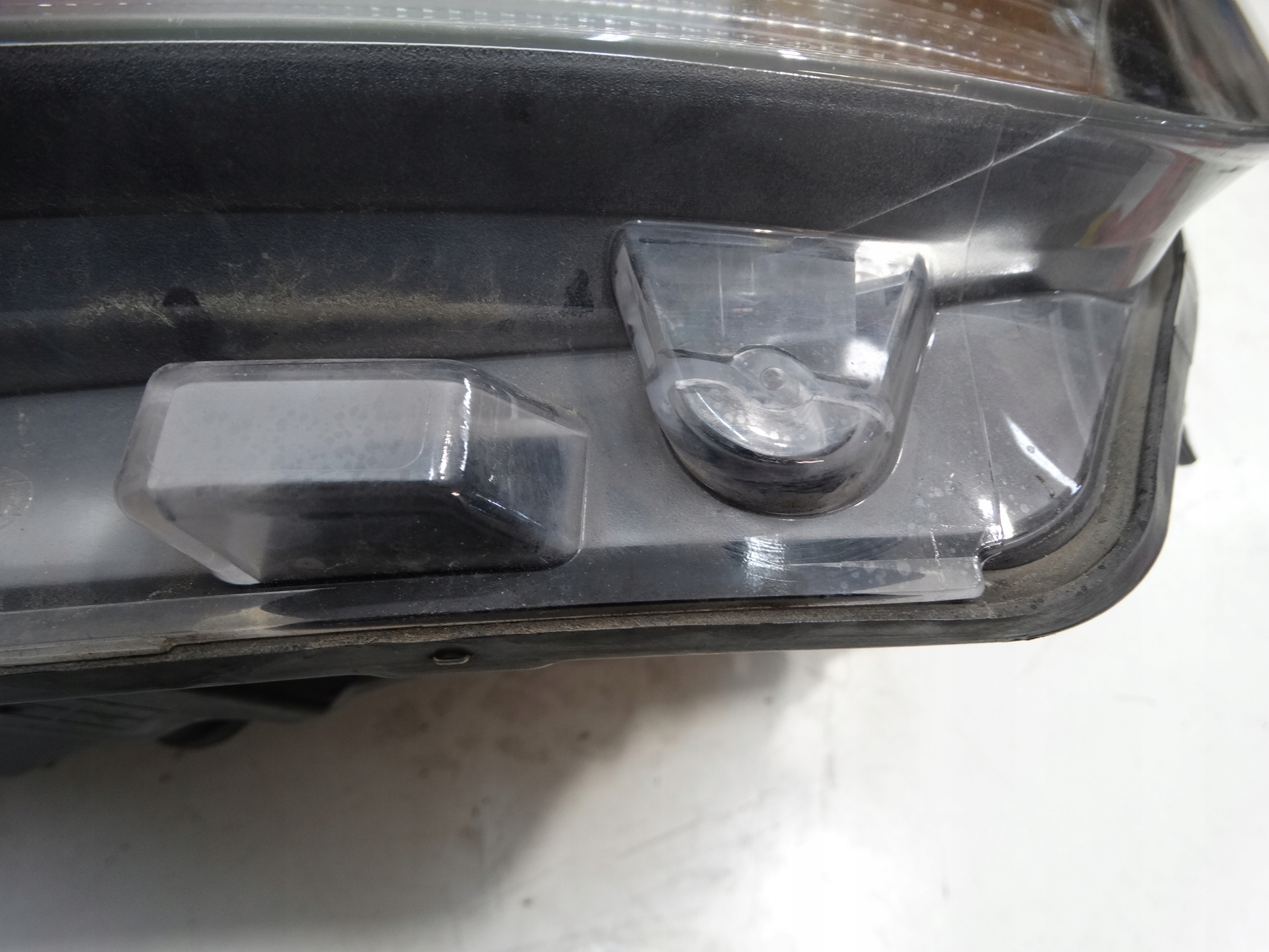 REFLEKTOR light left front VOLKSWAGEN CRAFTER II 17R.- HELLA 7C1941005