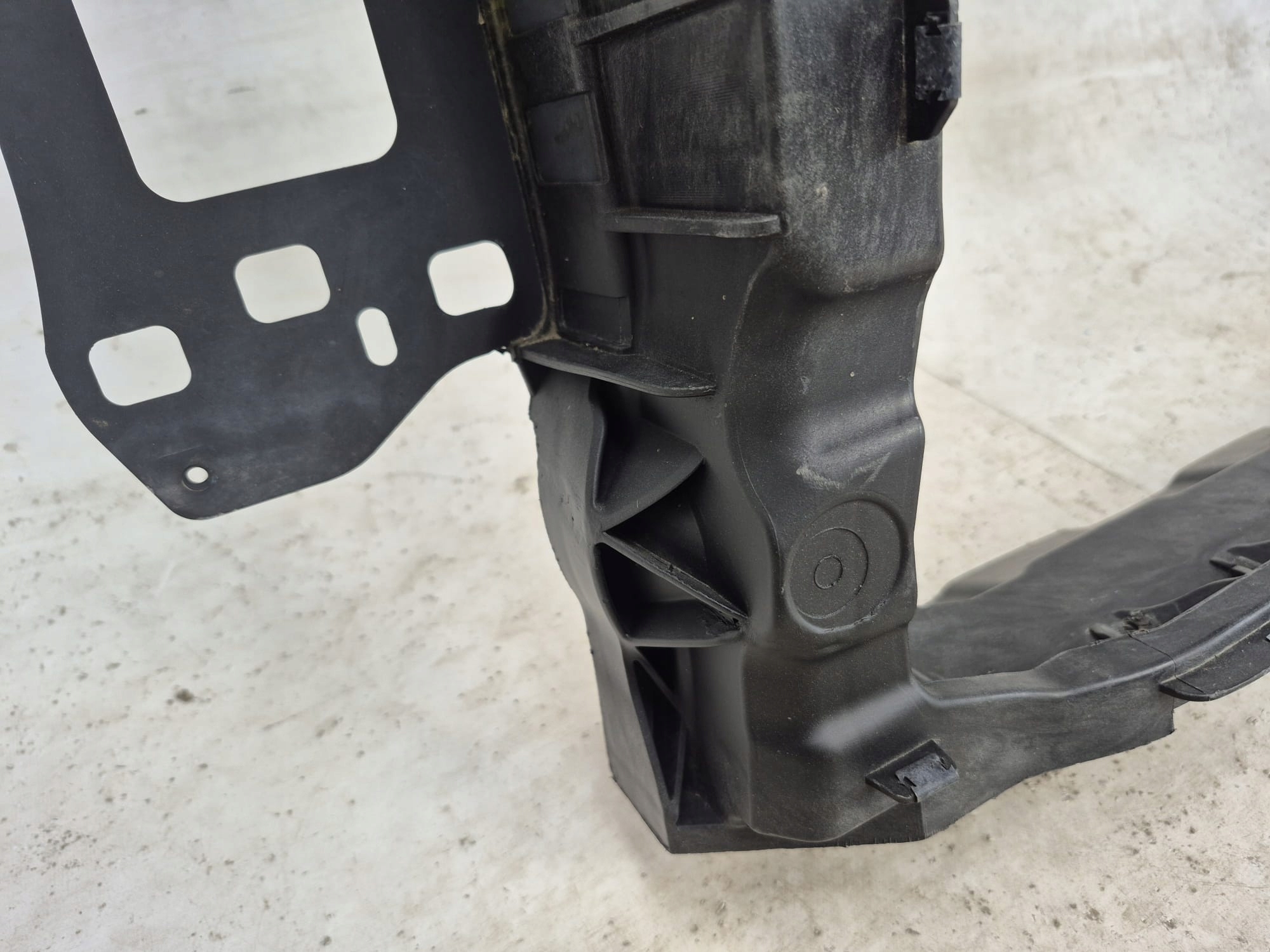 AUDI Q3 83A 18- support panel for radiators pillar iron 83A805594H