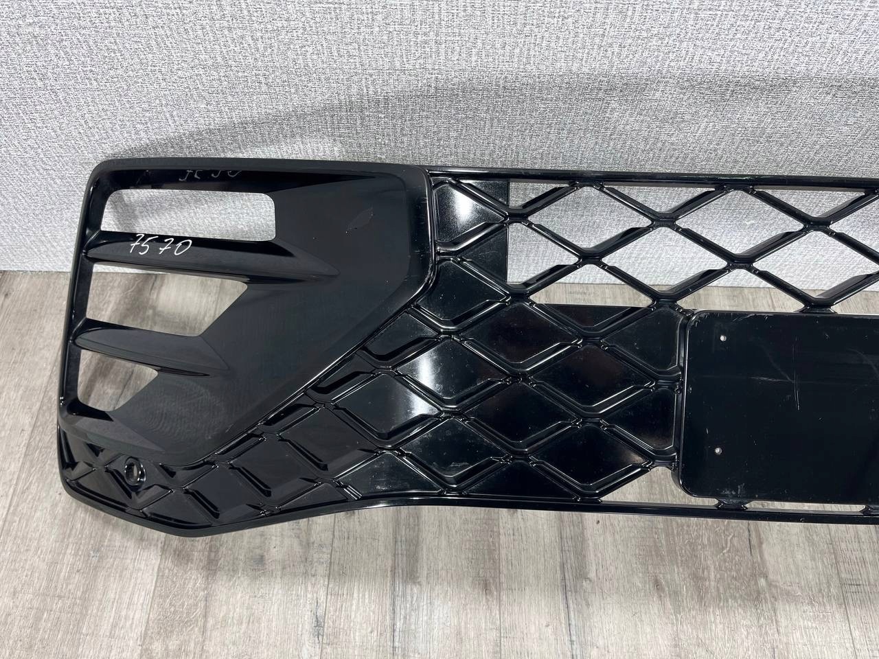 VW TAYRON II R-LINE 2024-> grid bumper front 57L853677B