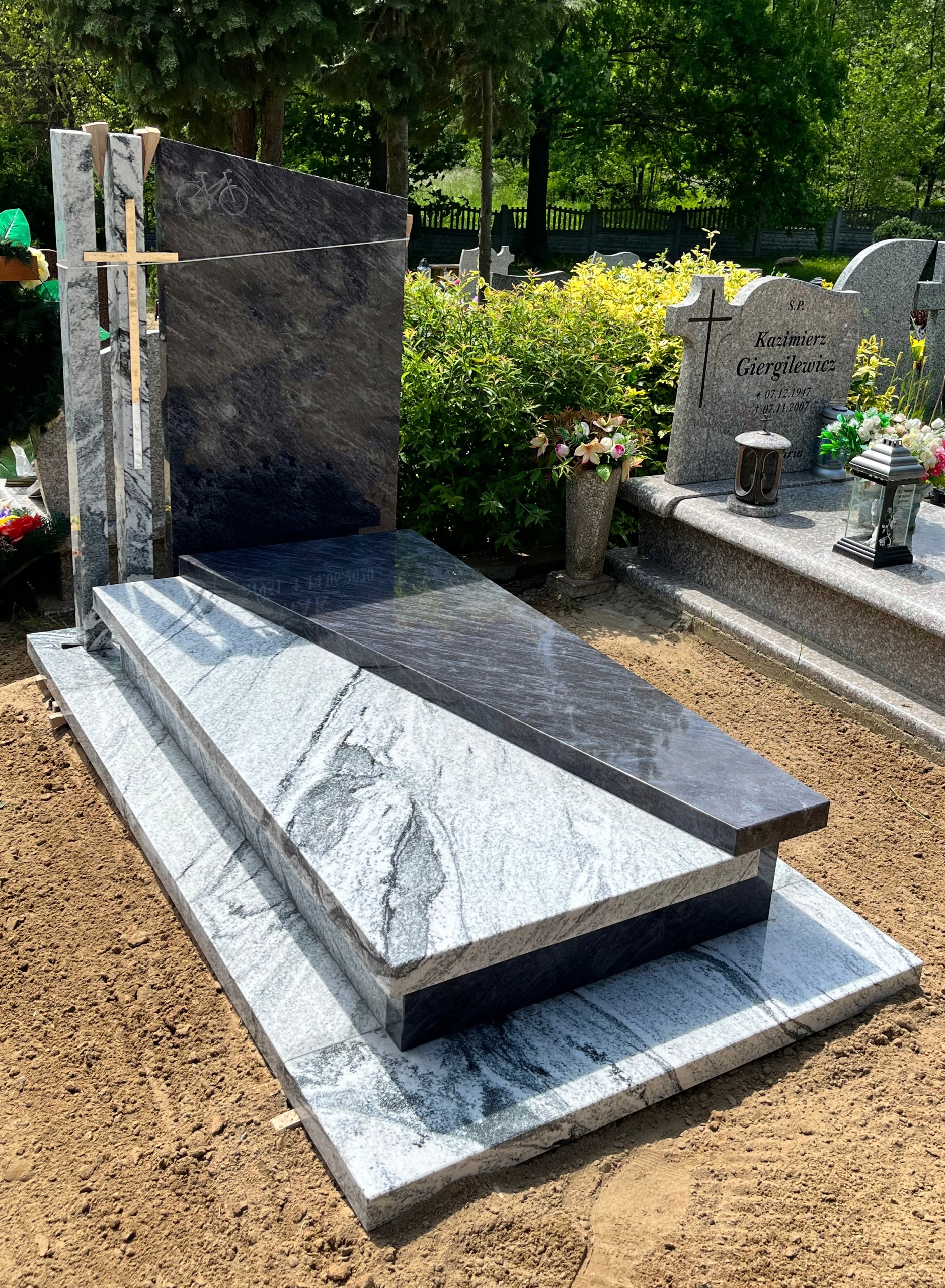 NAGROBEK GRANITOWY POMNIK NAPISY MONTAŻ GRYS W CENIE