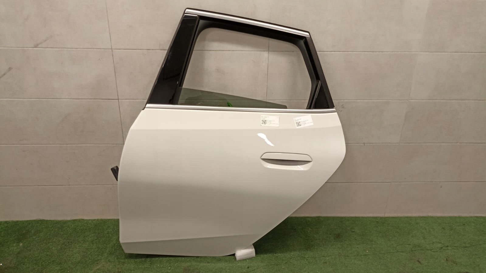 BMW U06 door left rear part A300 CIEMNA window