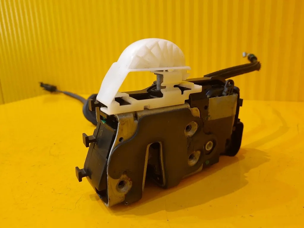 JX7AA21813ND - Focus MK4 замок двери левый передний JX7A-A21813-ND