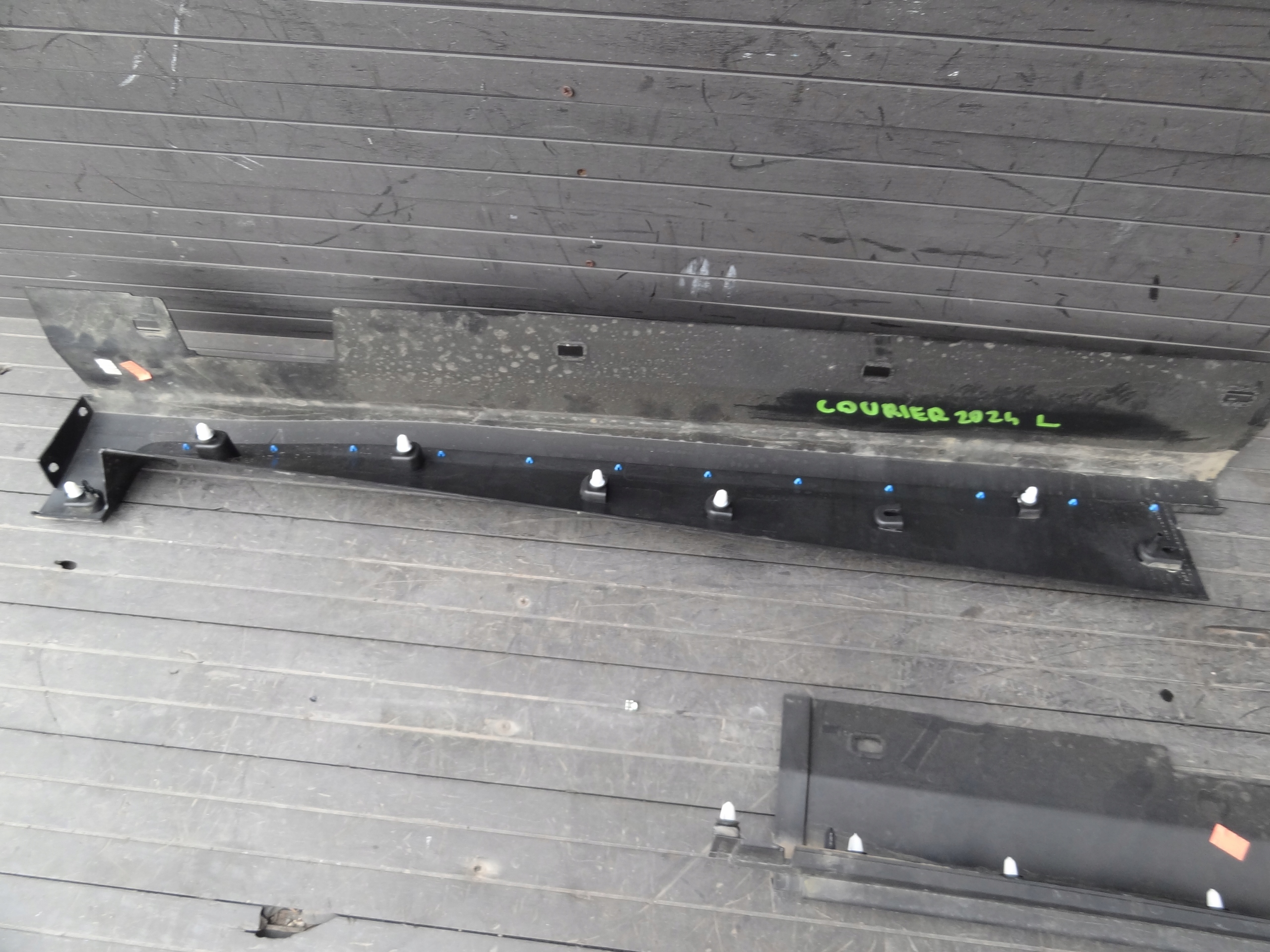 FORD TRANSIT COURIER III MK3 2024 LISTWA PROGOWA PROGU LEWA ORYGINAL Typ samochodu Samochody dostawcze Samochody osobowe