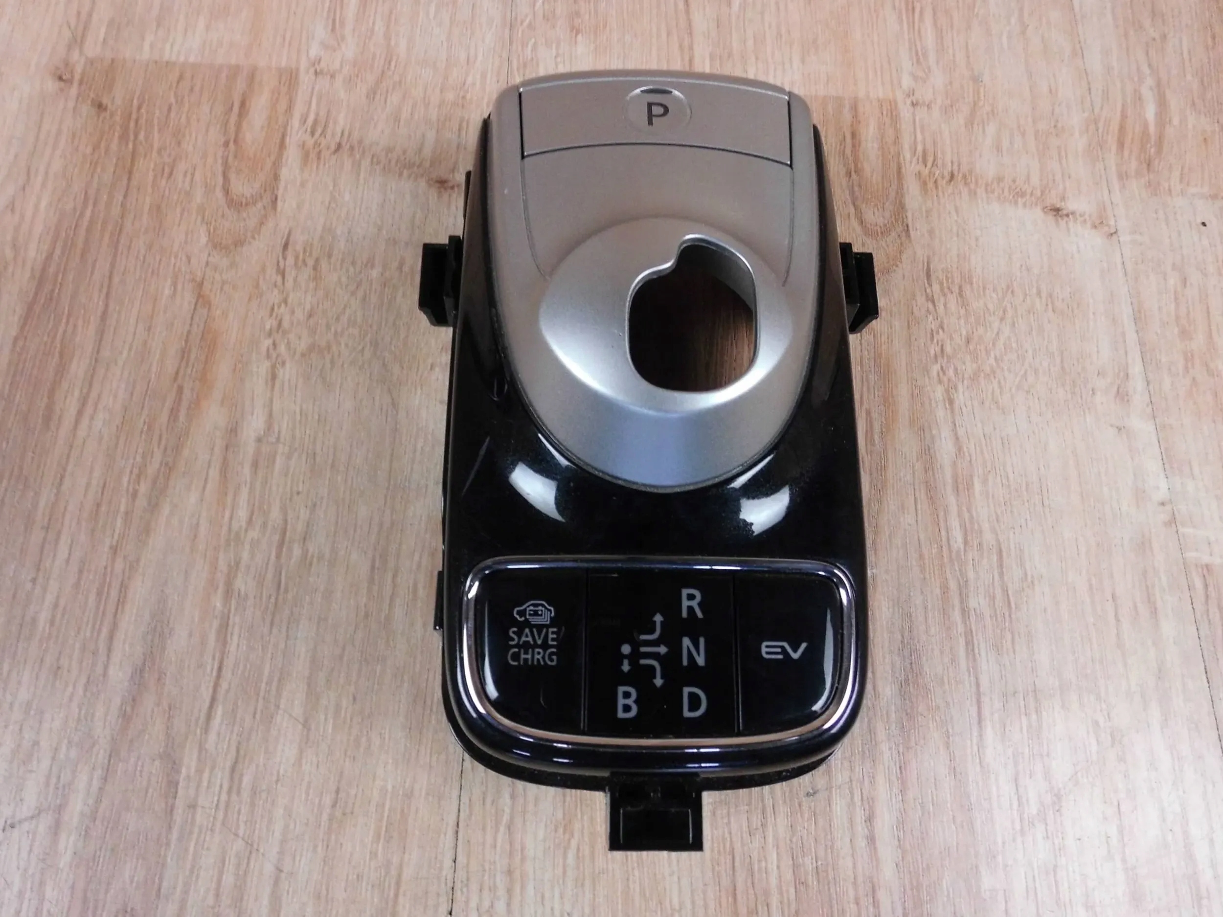 Mitsubishi Outlander III PHEV obal kulisy změny převodů 2400A355