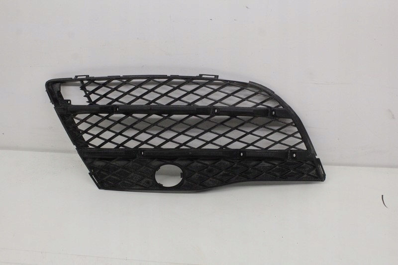 AUDI R8 420 2006-решетка бампера правая 420807684