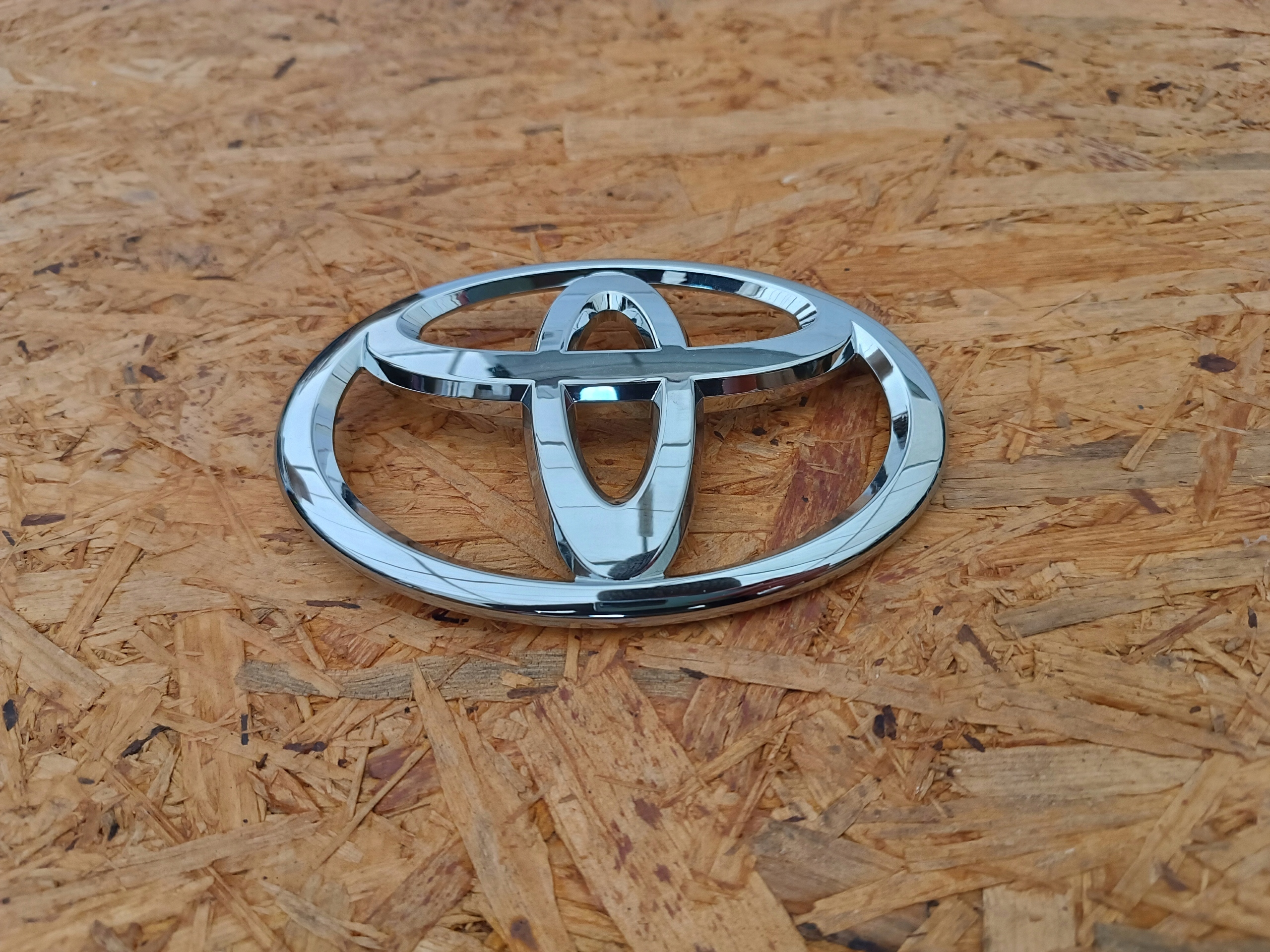 EMBLEMAT ZNACZEK LOGO GRILLA ZDERZAKA PRZÓD TOYOTA RAV4 RAV-4 III 2006- Jakość części (zgodnie z GVO) Q - oryginał z logo producenta części (OEM, OES)