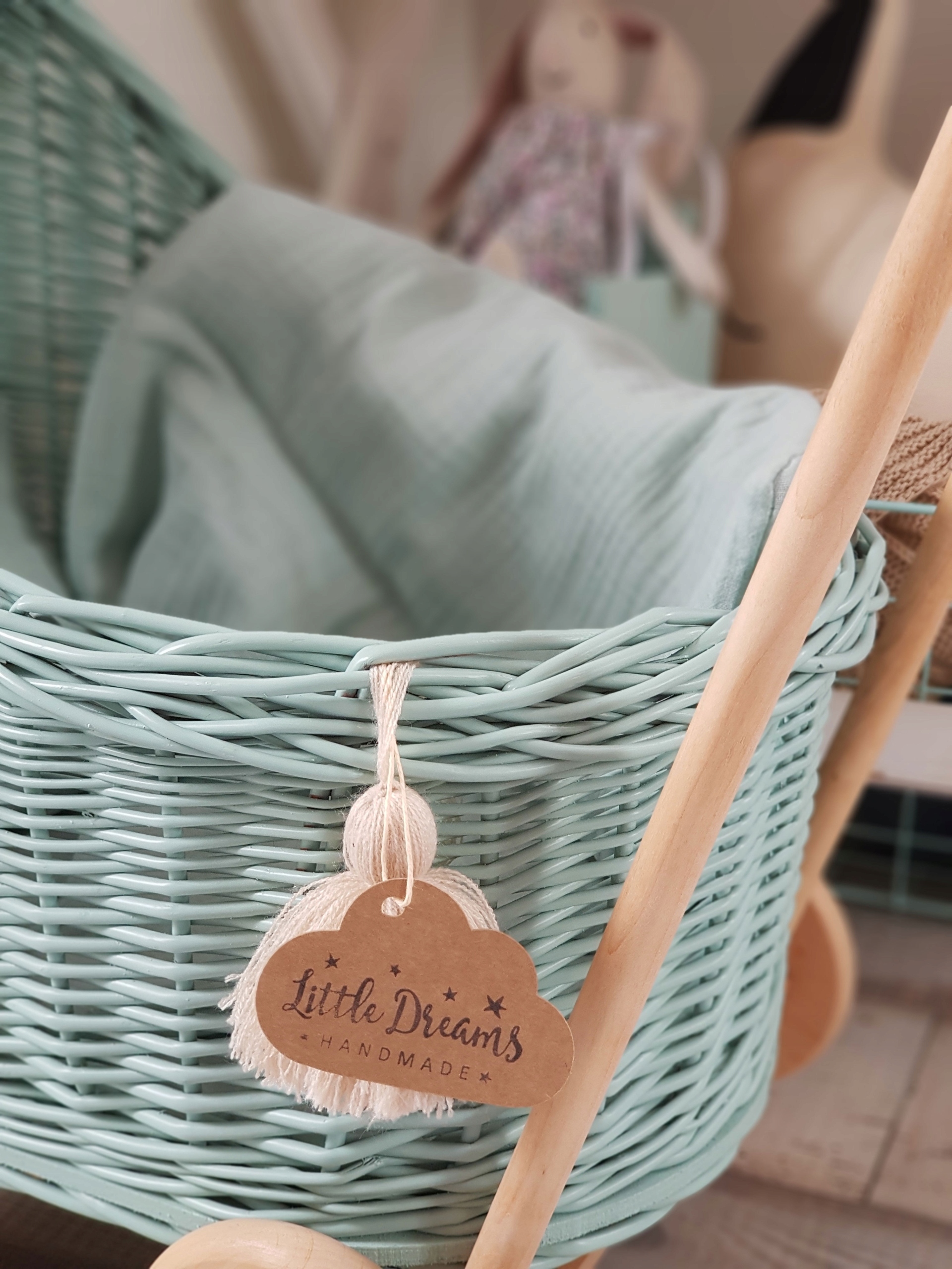 WÓZEK WIKLINOWY DLA LALEK MIĘTOWY KOMPLET POŚCIELI Wiek dziecka 12 m +