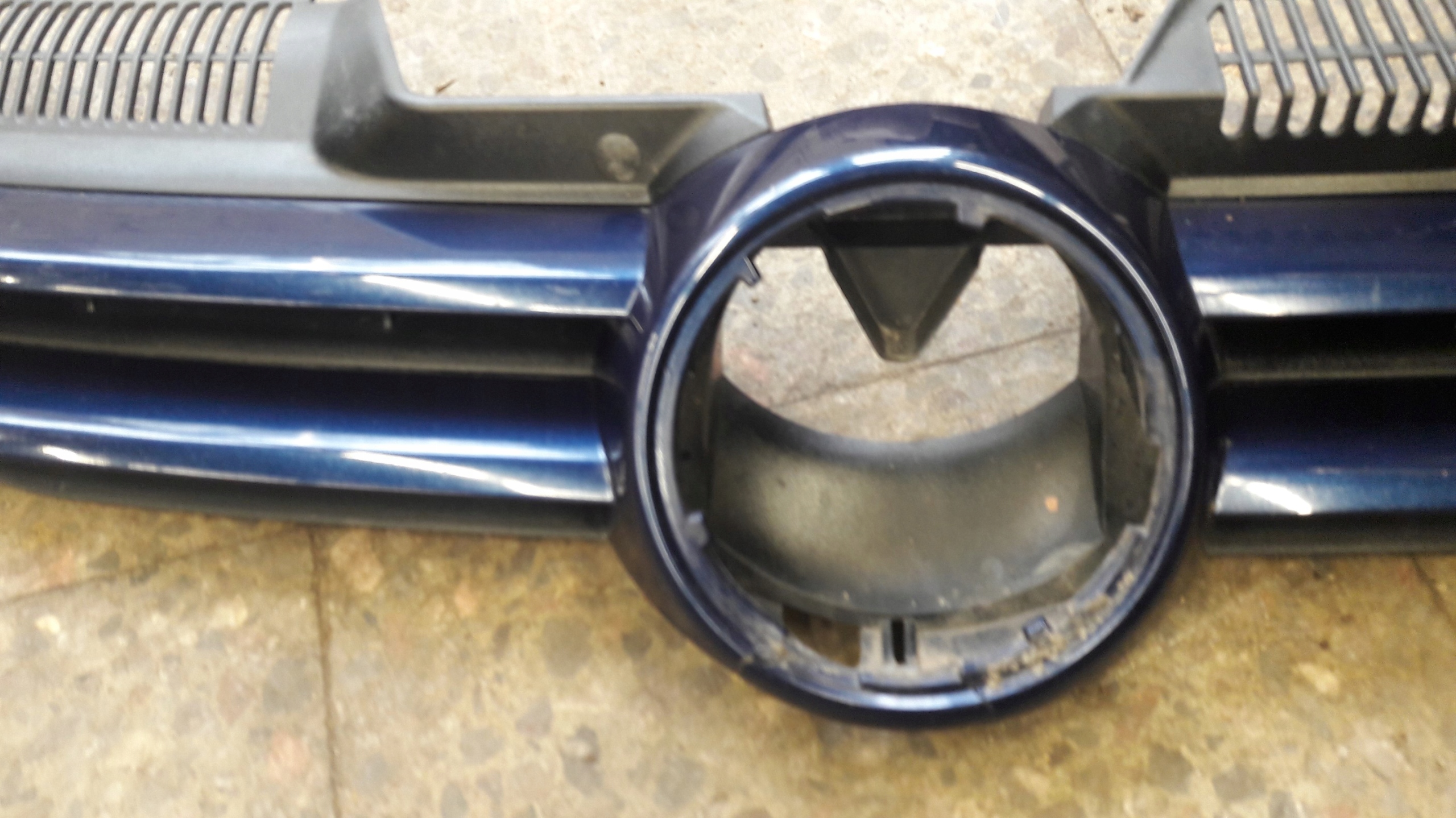 Grill Grill VW GOLF V 2005r K: LD5Q 1K0853651