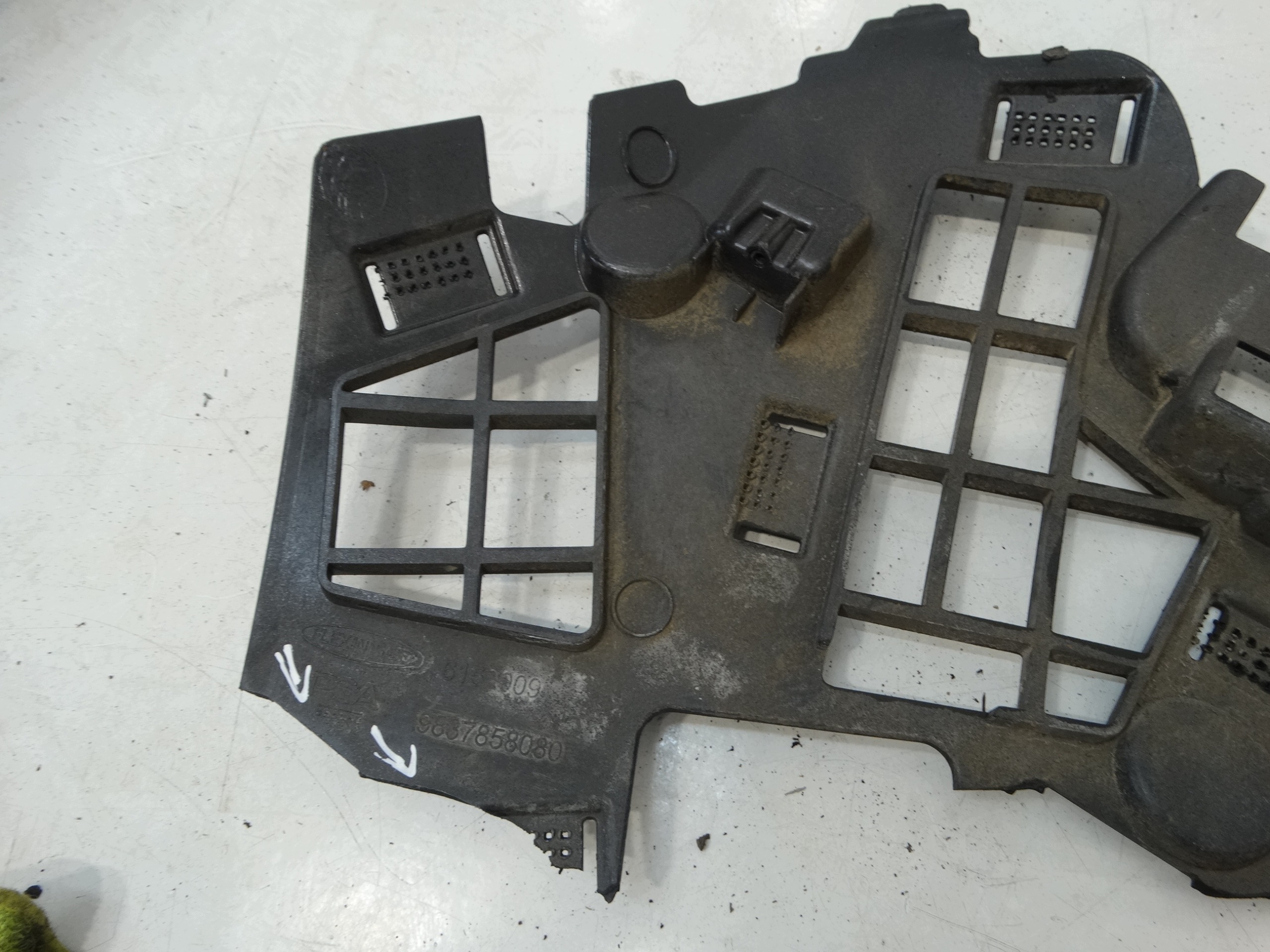 bumper bracket left front PEUGEOT 308 III 5008 II 9837858080