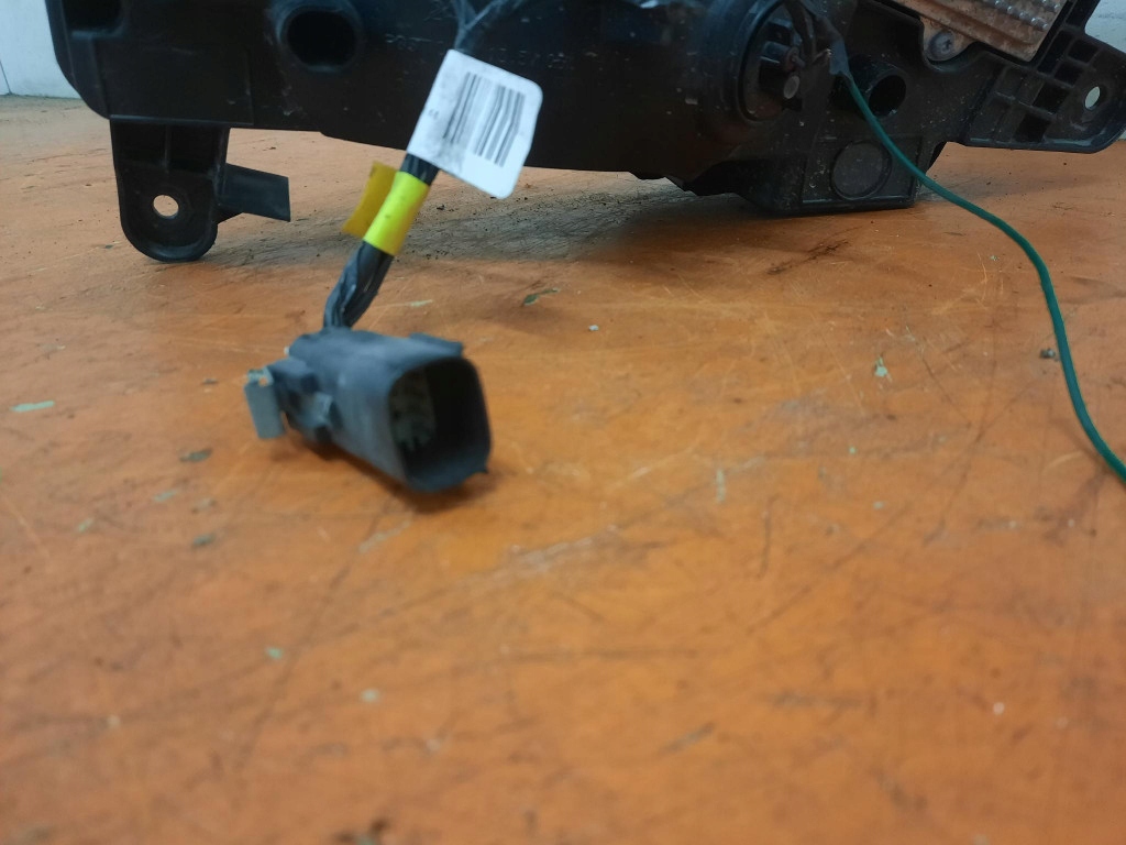 Cadillac ESCALADE IV 14-20 правая перед ГАЛОГЕН правый передний