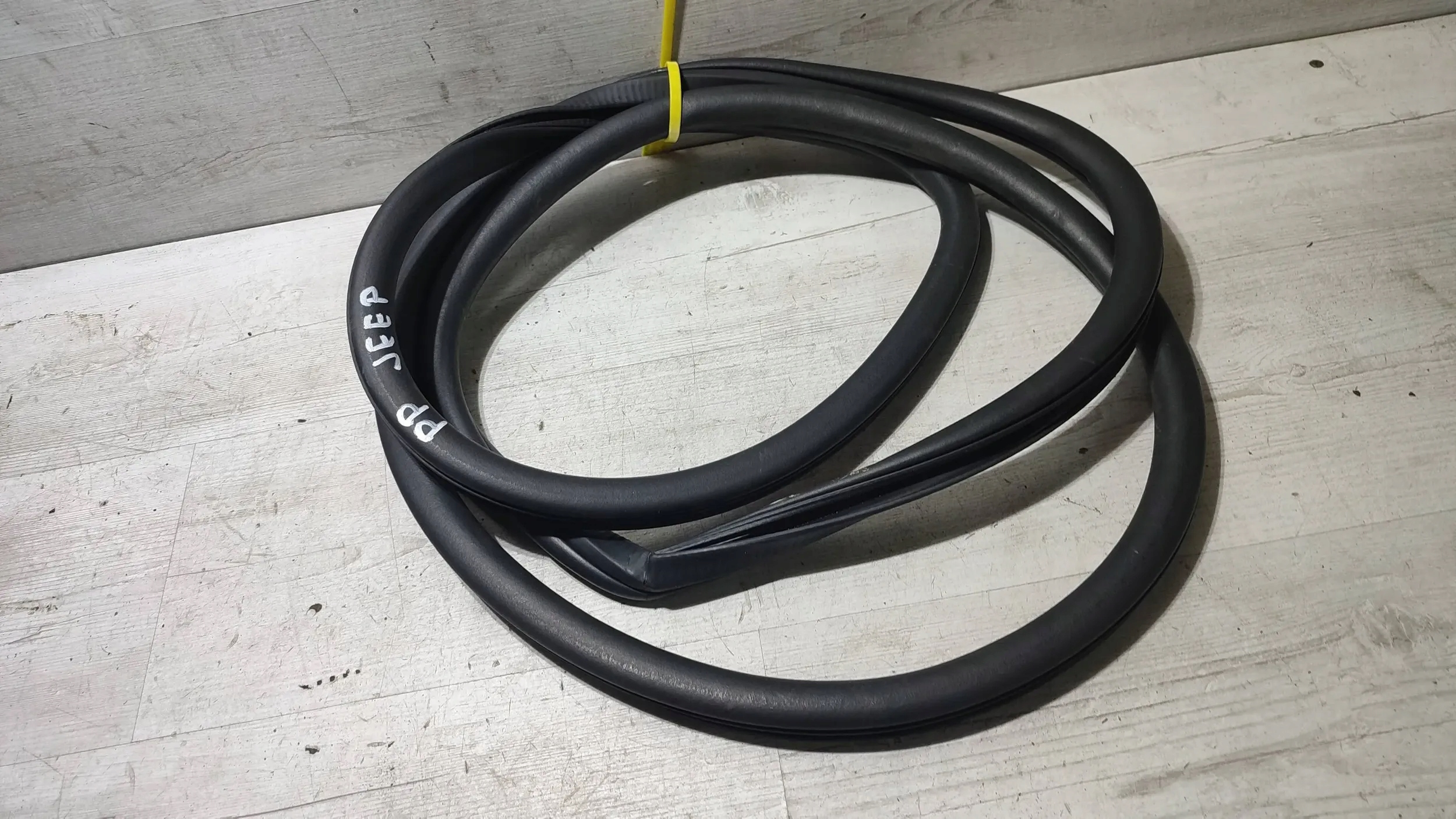 Jeep Cherokee KL 15r. 2.0d front side right gasket door for bodywork