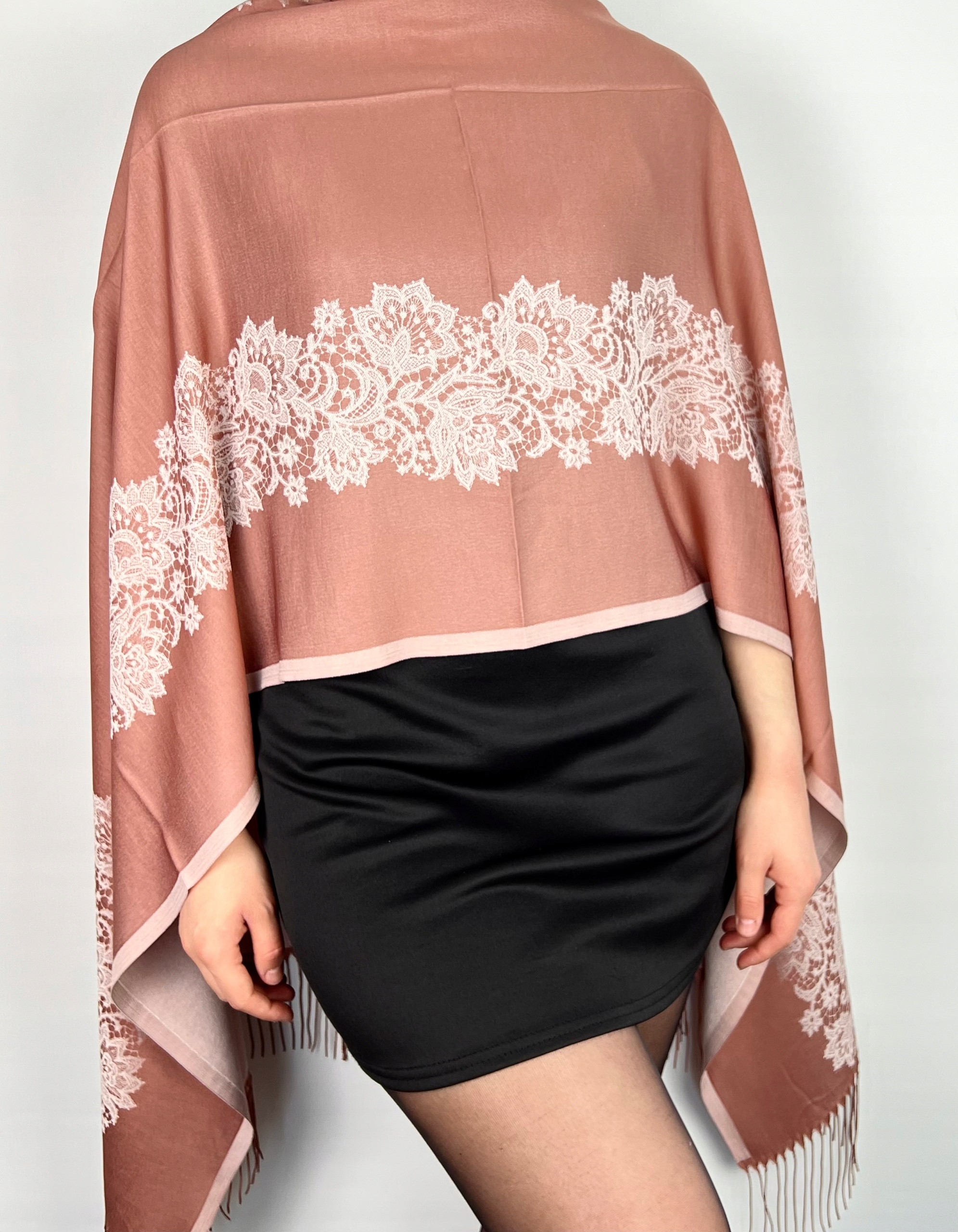 Elegancki, wizytowy szal damski, szczególne okazje Model Z połyskiem