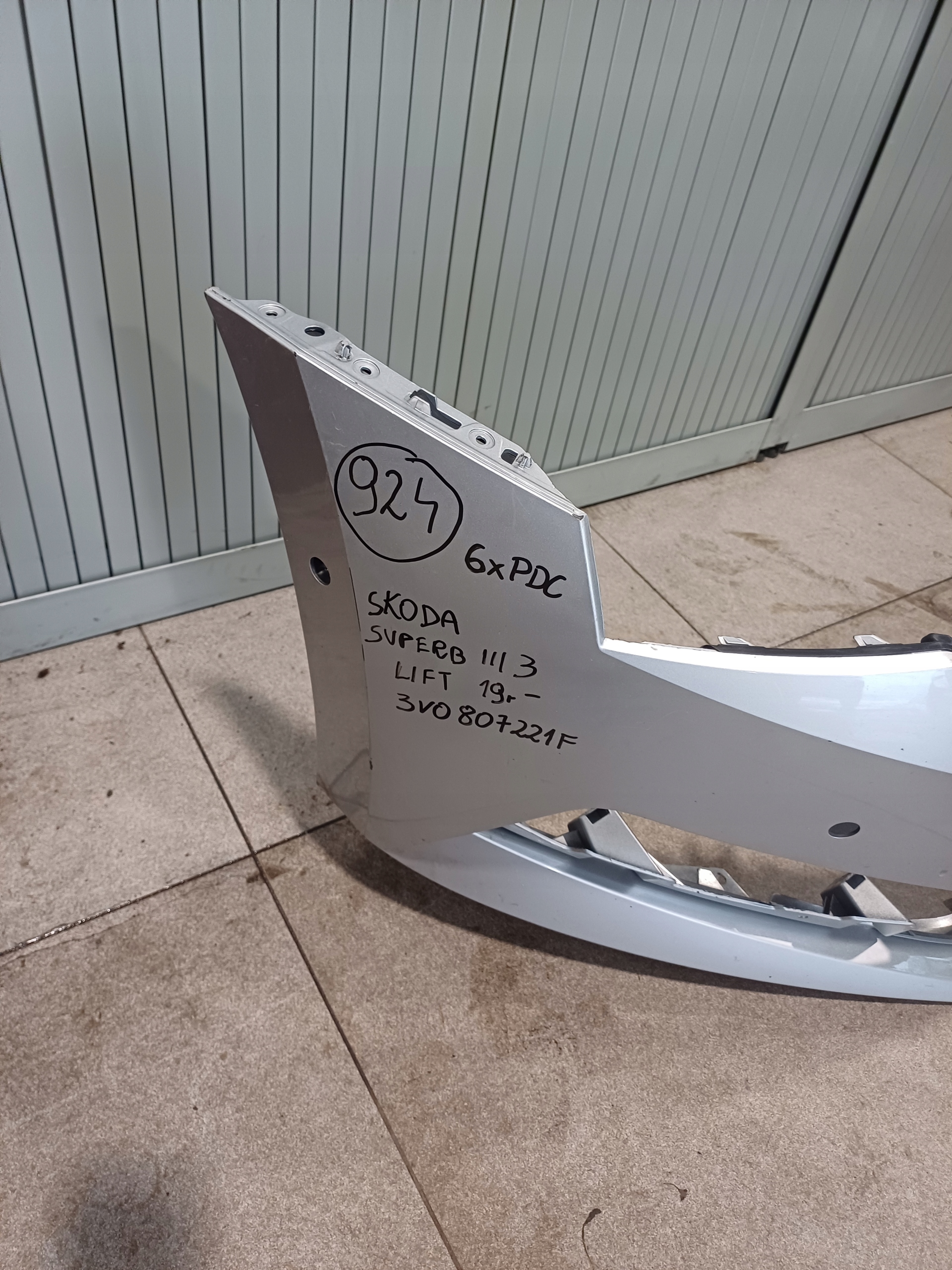 bumper front front SKODA SUPERB 3 III LIFT 19R- 3V0807221F 6 X PDC