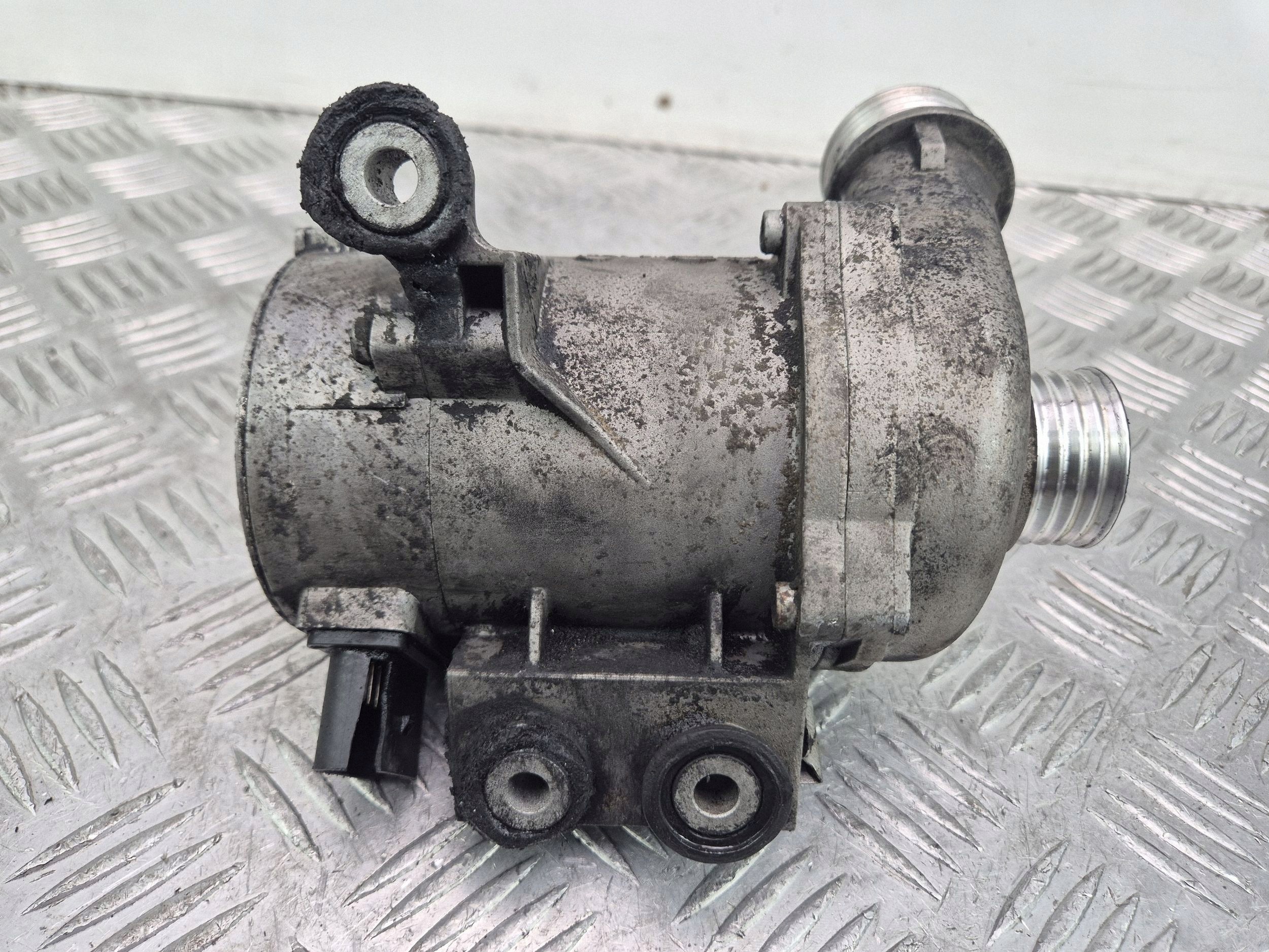 BMW 3 E90 E91 330i water pump 7545201 N52B30AF