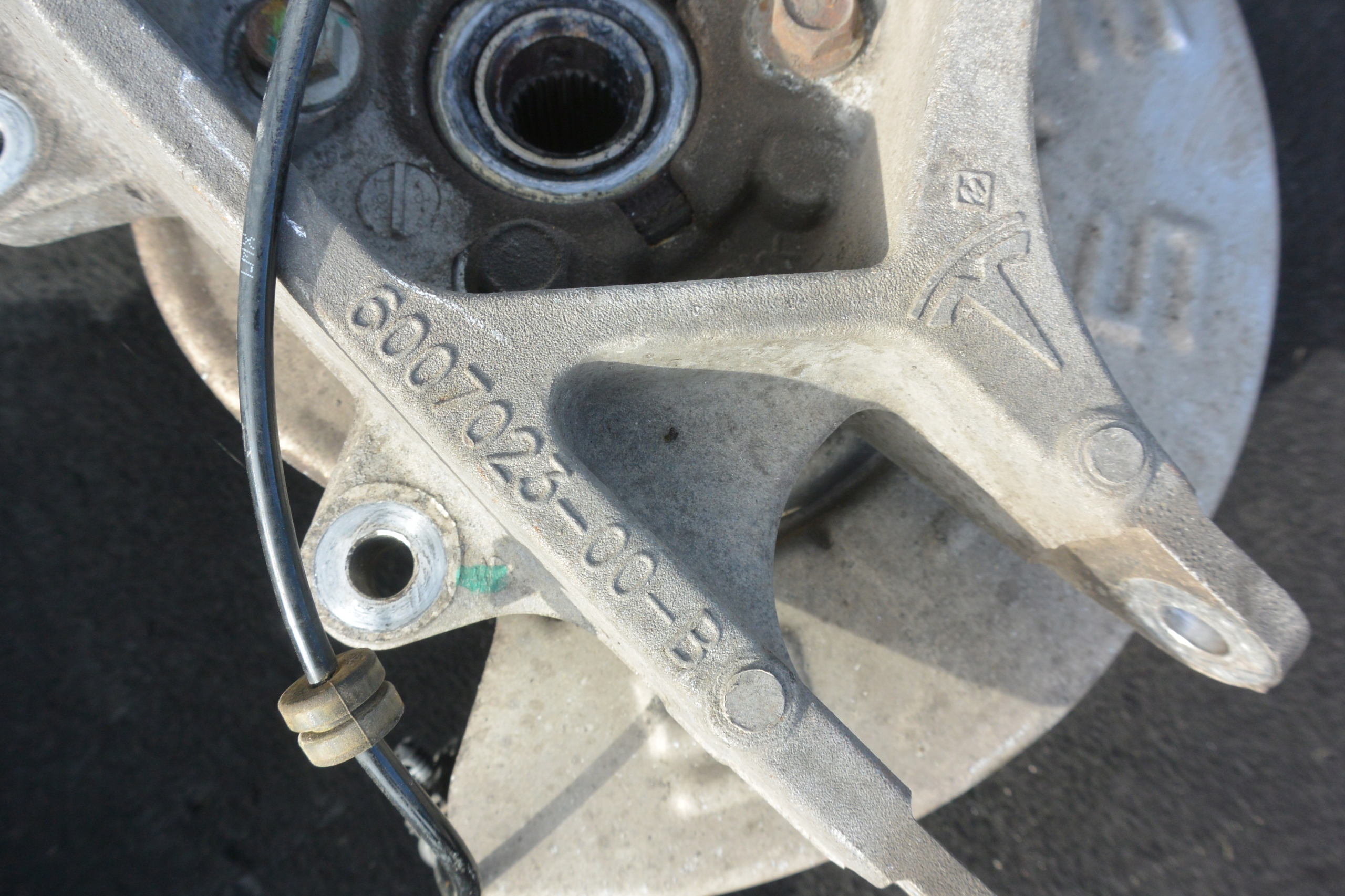 поворотный кулак левый tesla MODEL S P85