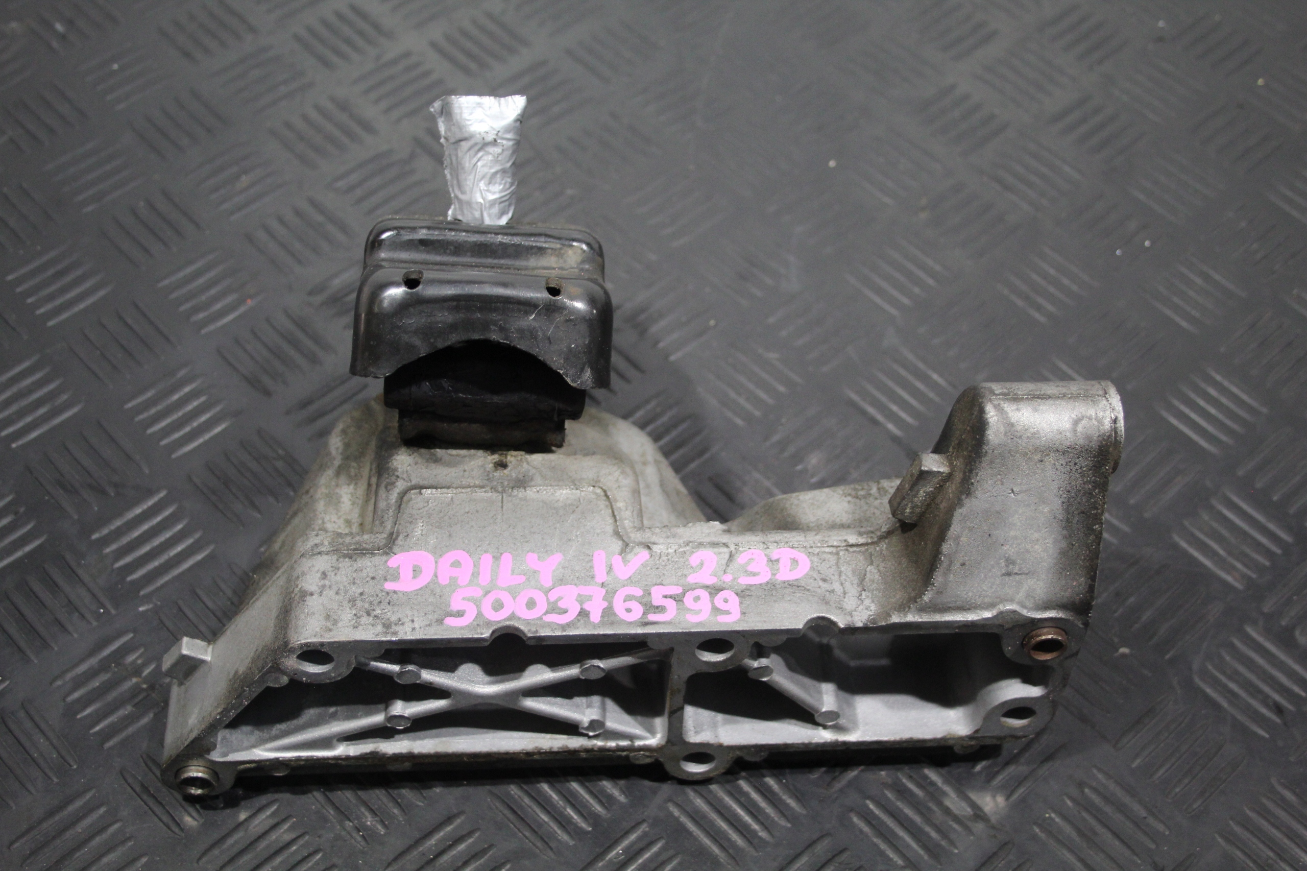 holder holder engine mount IVECO DAILY IV 4 500376599