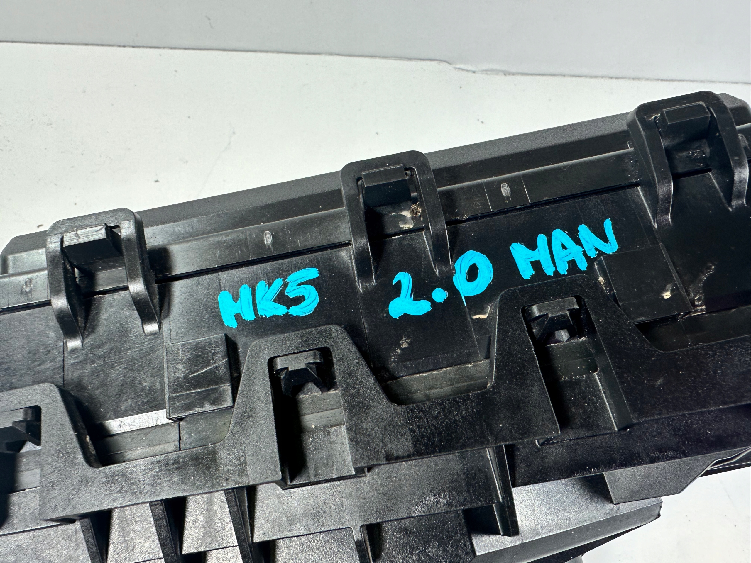 MONDEO MK5 SKRZYNKA BEZPIECZNIKÓW 2,0 MANUAL Producent części FORD