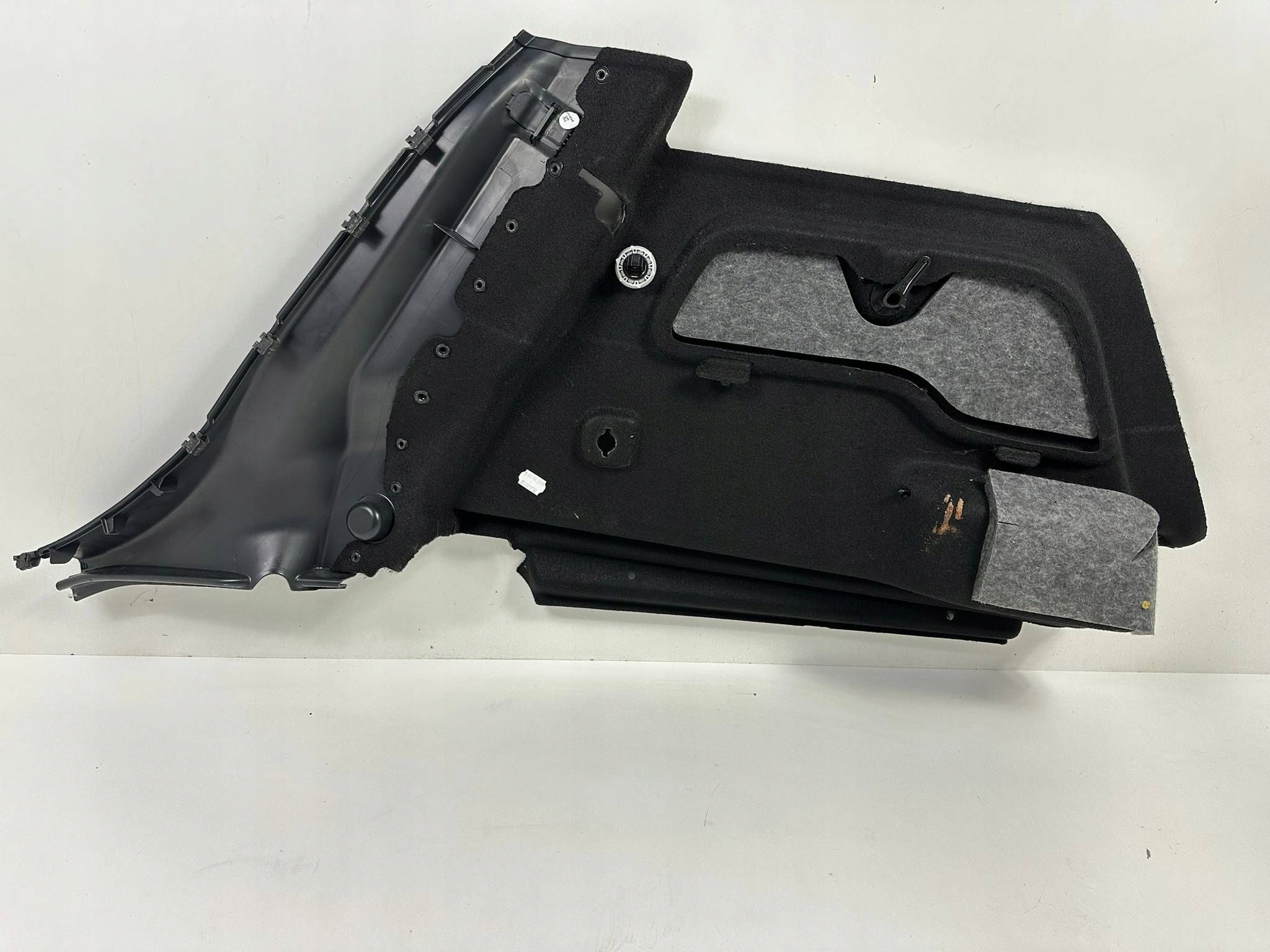 Mercedes-Benz GLA W156 2017 left side side / upholstery / boot