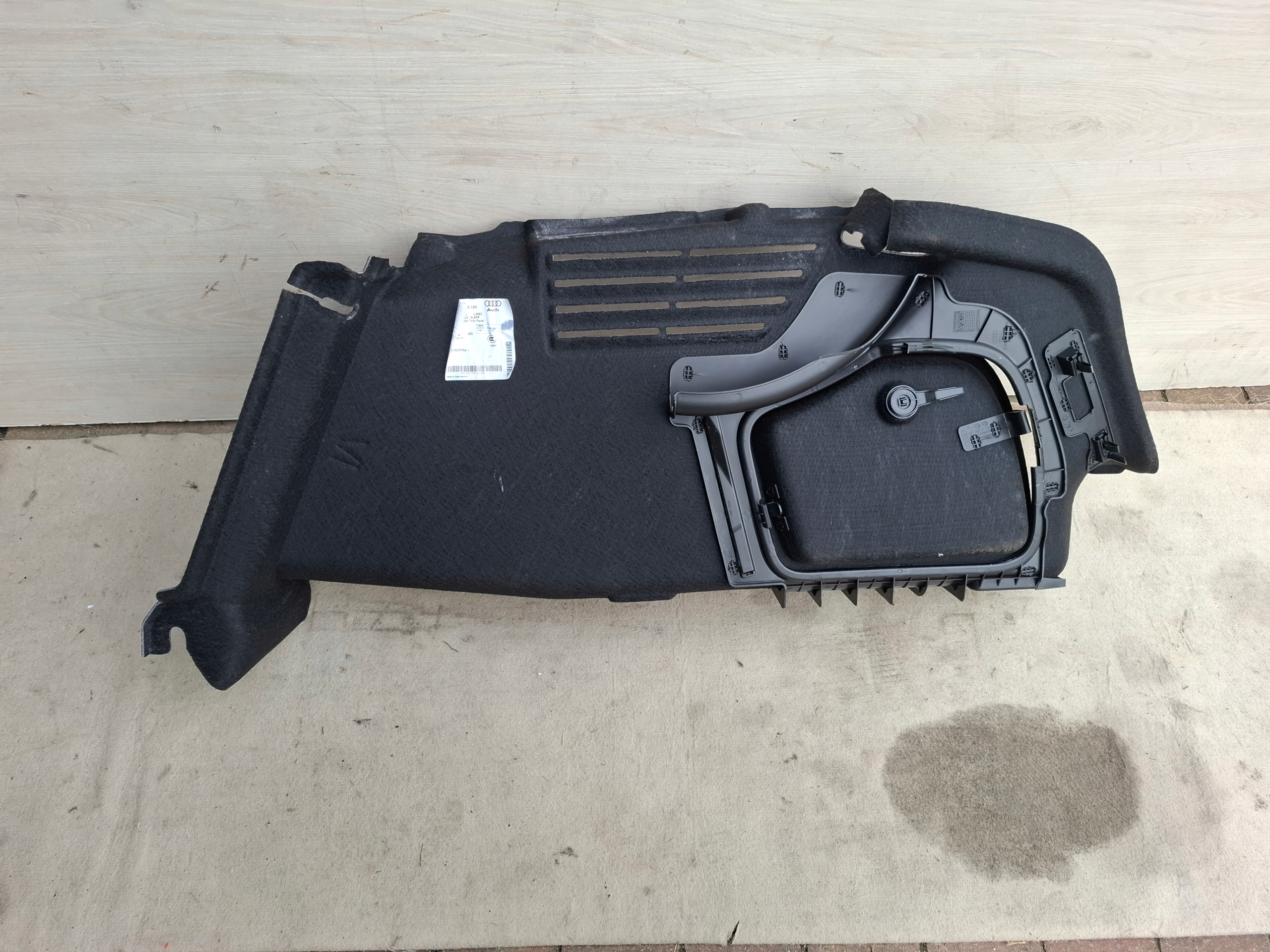 AUDI A4 B9 sedan boot upholstery left