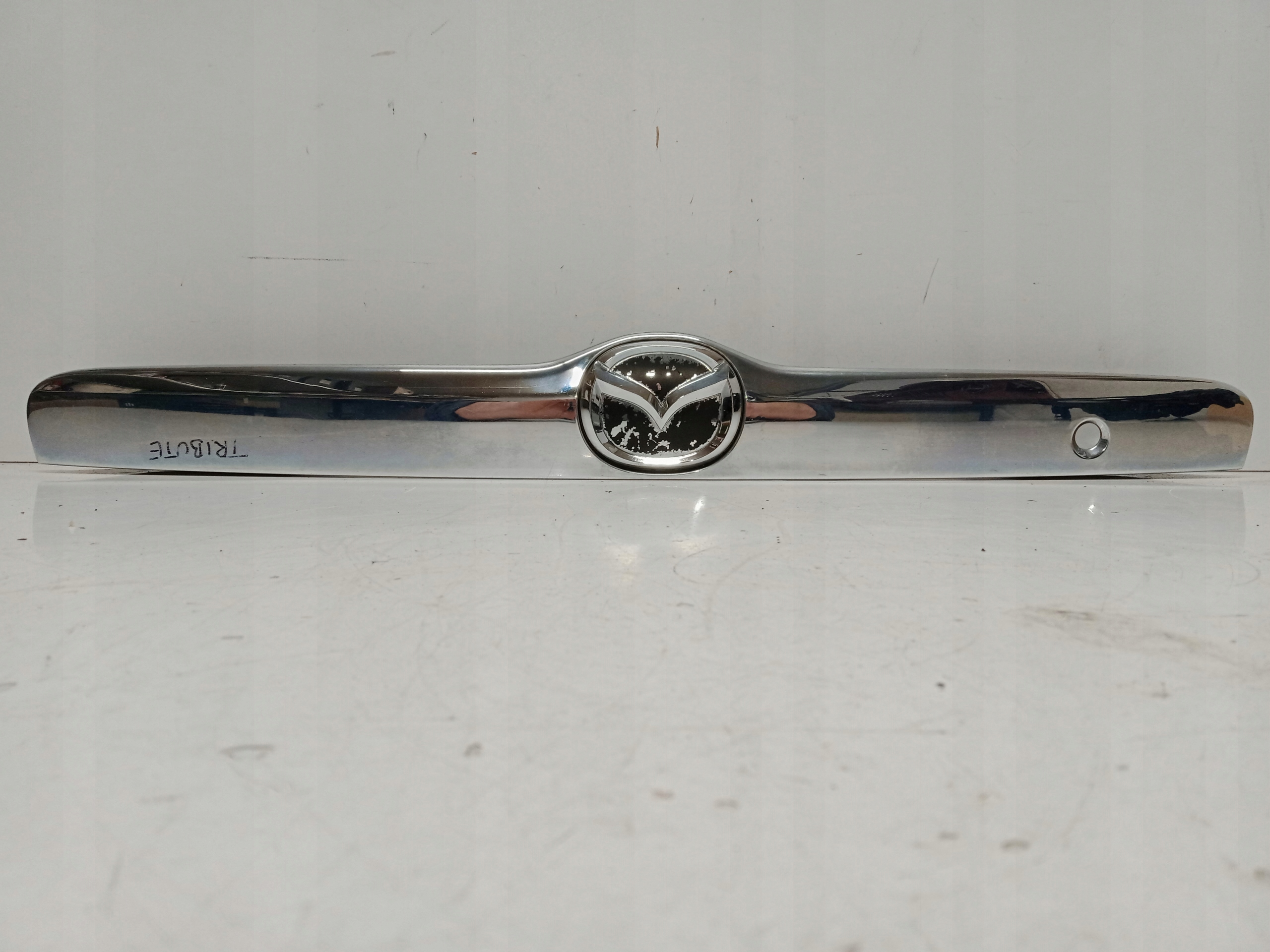 MAZDA TRIBUTE BLENDA LISTWA Z KLAPY TYLNEJ - CHROM