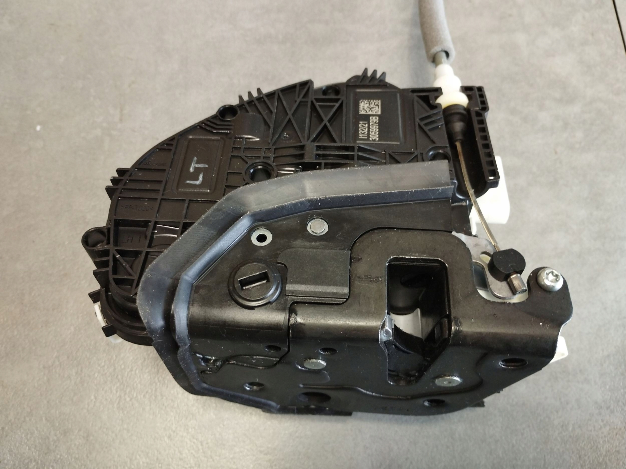 Audi A4 S4 B9 8W lock left rear part 8X0839015F