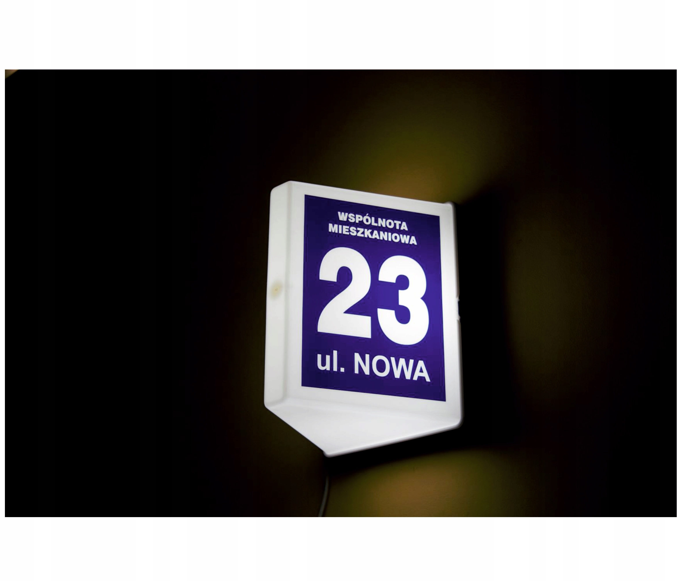 LAMPA PLAFON ŚWIECĄCY NUMER DOMU, TRÓJKĄTNY KLOSZ Długość (cm) 23 cm