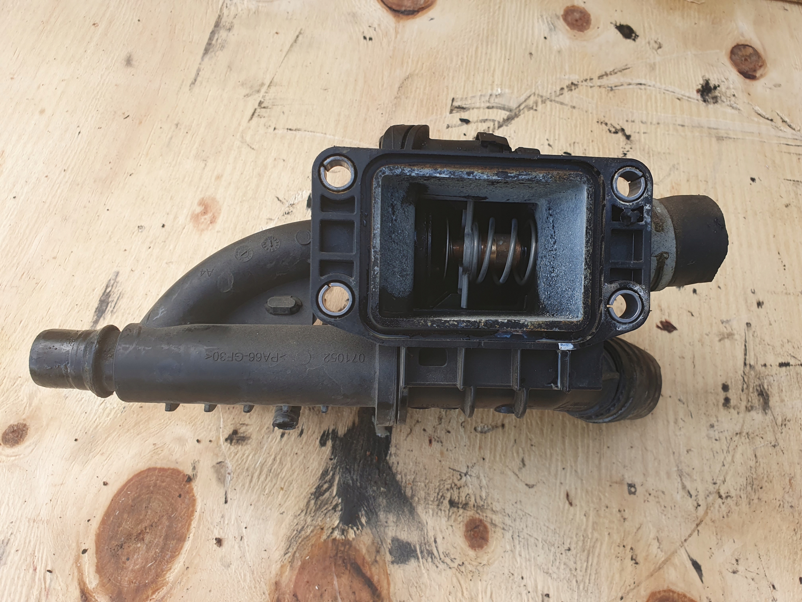 Peugeot 3008 1.6 ehdi thermostat housing sensor