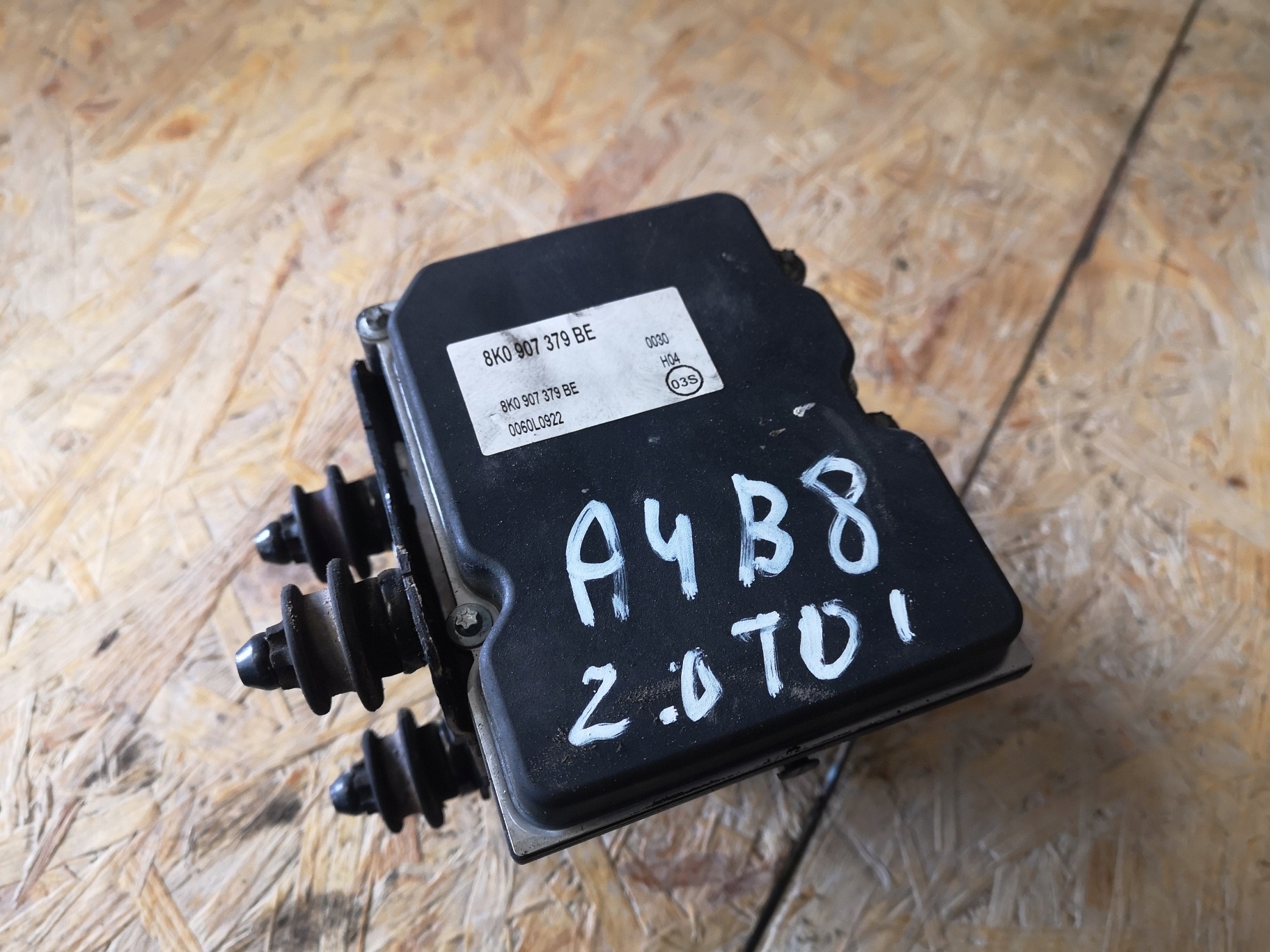 AUDI A4 B8 A5 8T Posilovač bŕzd ABS 8K0907379BE