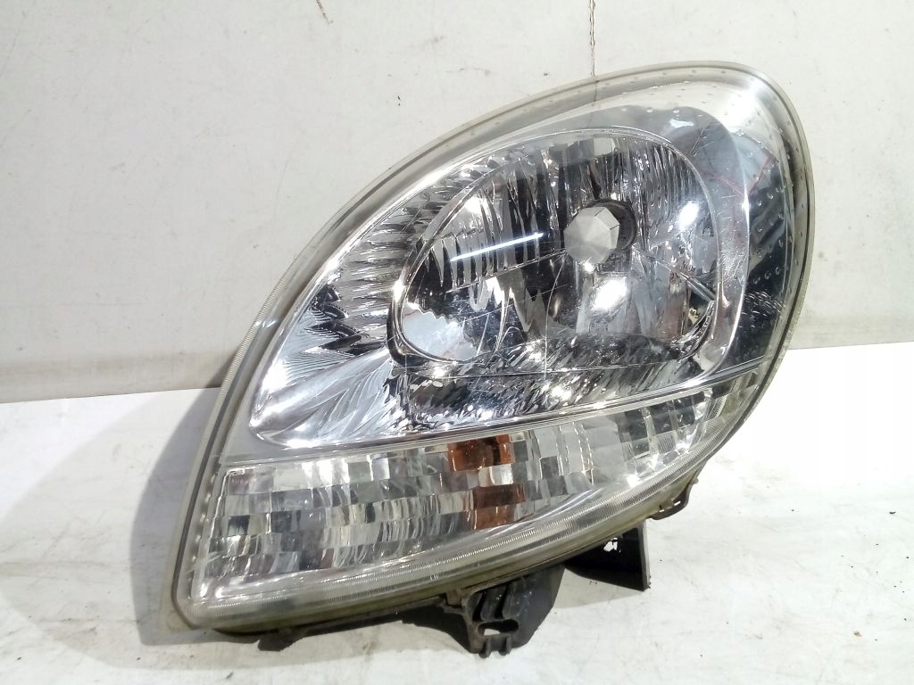 Renault Kangoo and lift light left front front