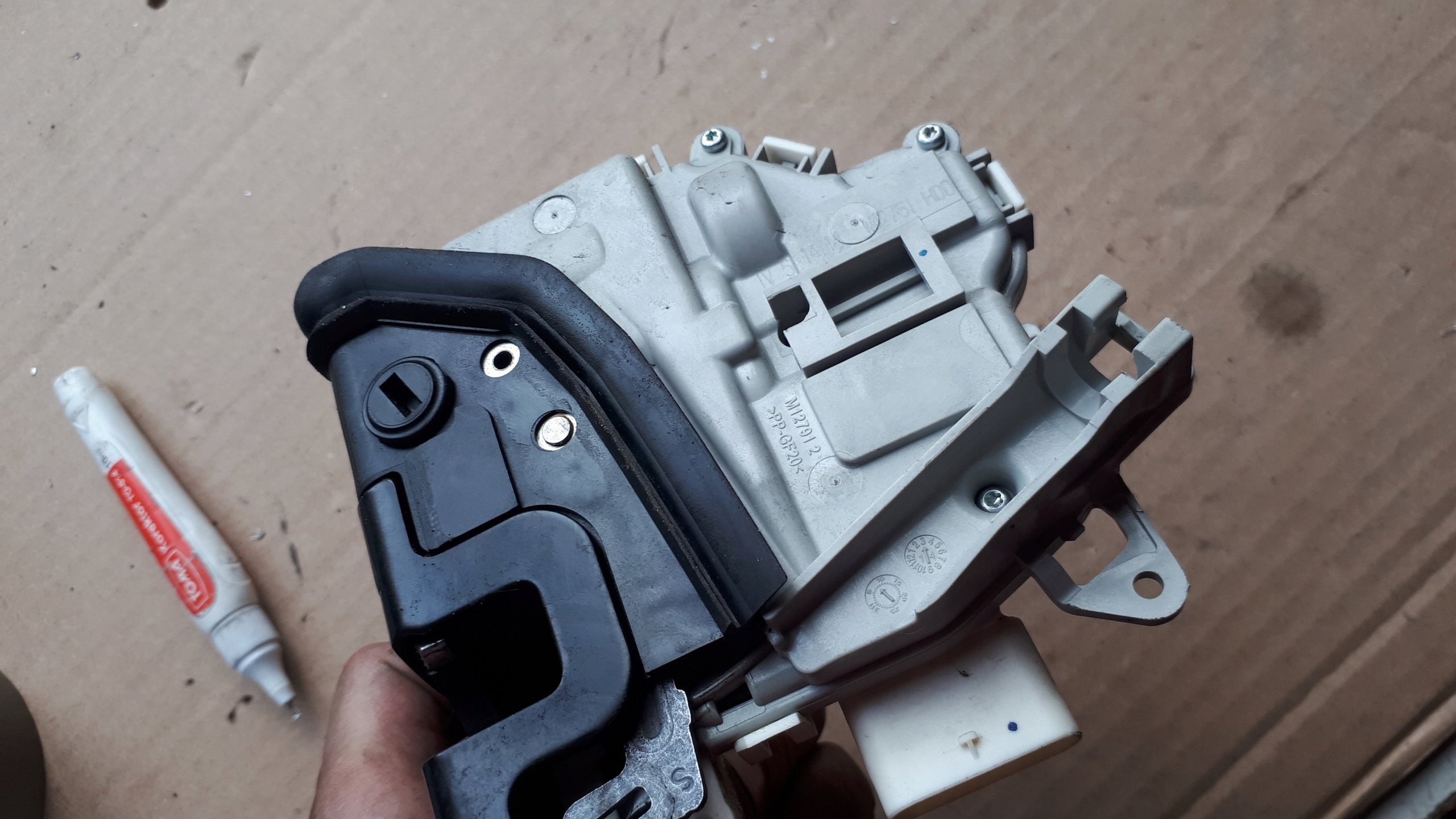 Audi OE 8K0839015C замок задний л