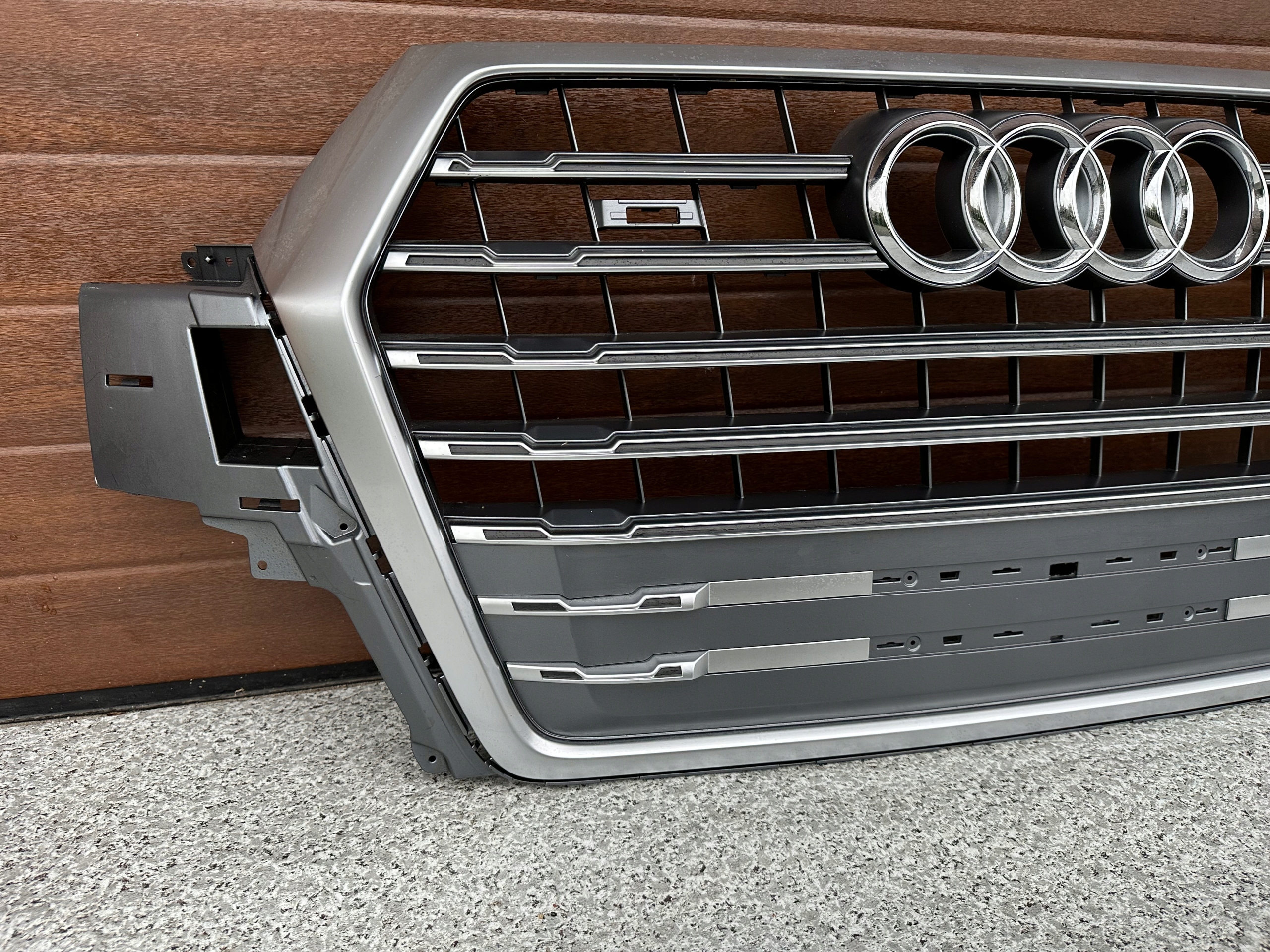 GRILL AUDI SQ7 Q7 4M0 ATRAPA NOWA ORYGINALNA Numer katalogowy części 4M8853651AS 4M8853651AM